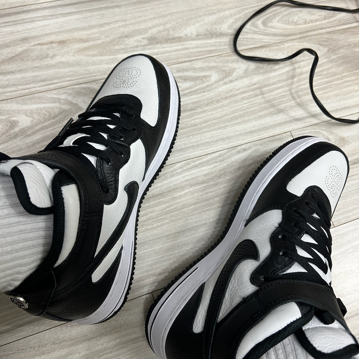Nike x Stussy Air Force 1 '07 Mid SP Black and Light Bone 착용 스타일