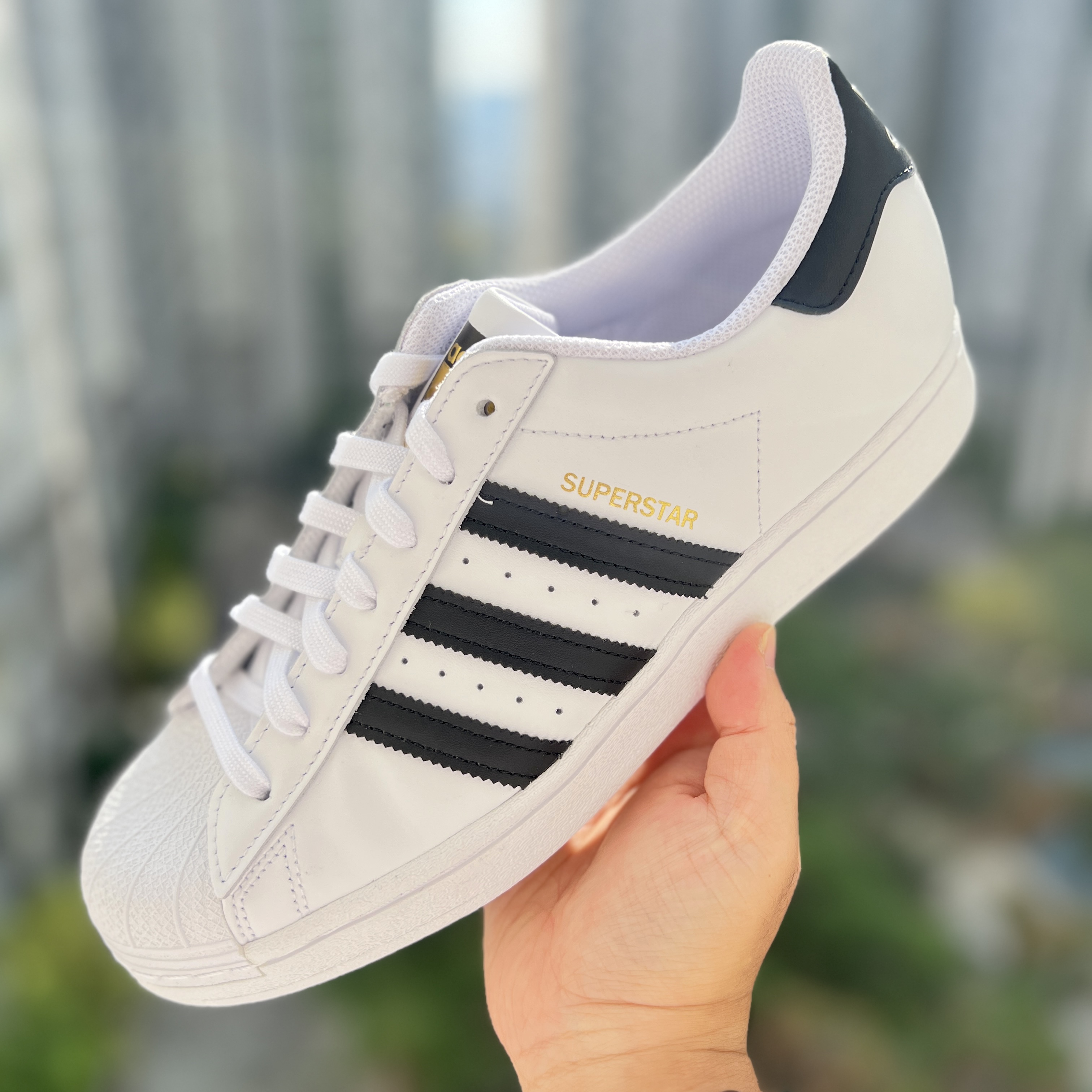 Adidas Superstar White Black 착용 스타일 - 1