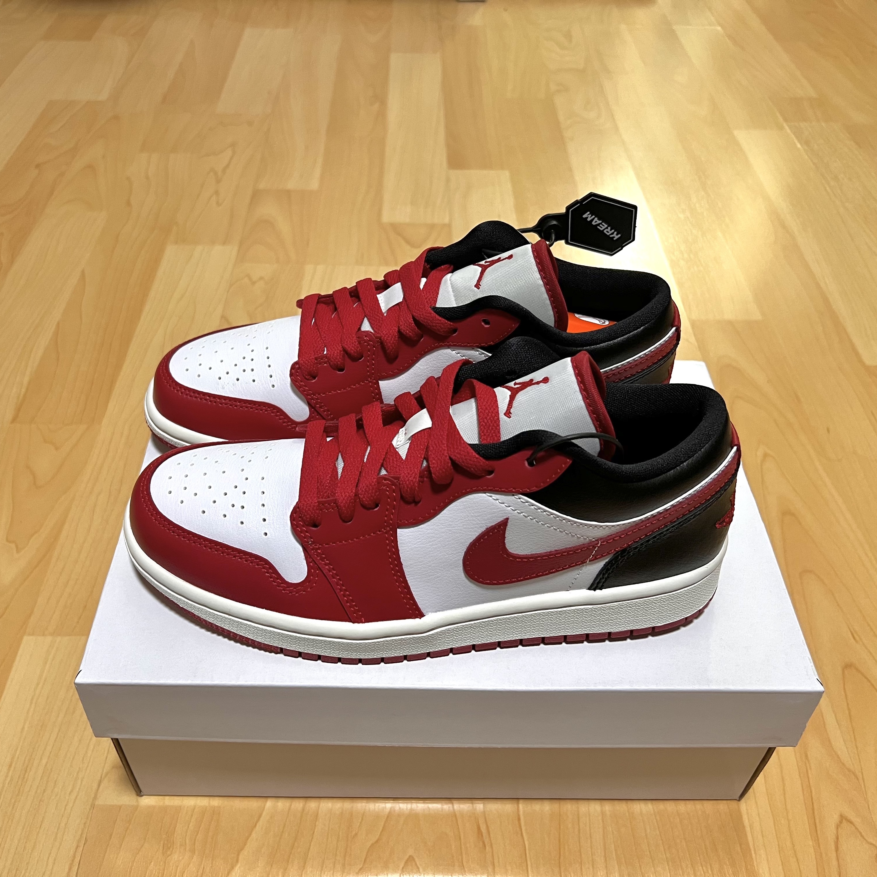(W) Jordan 1 Low White Gym Red 착용 스타일 - 2
