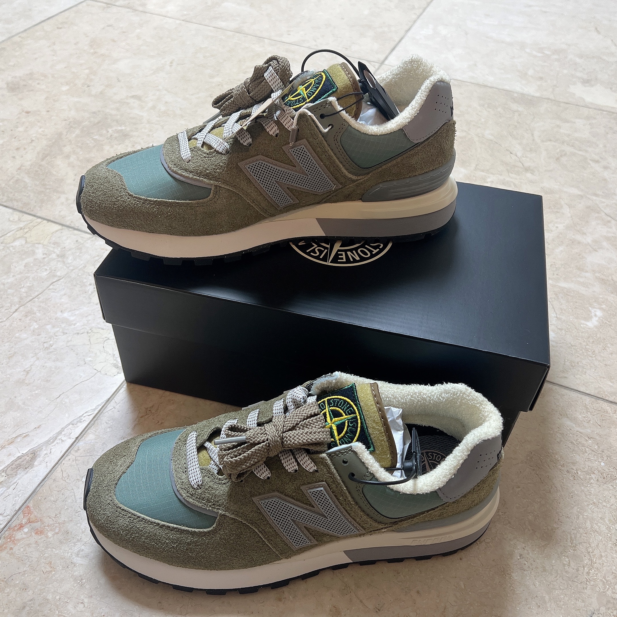 New Balance x Stone Island 574 Legacy Green 착용 스타일 - 3