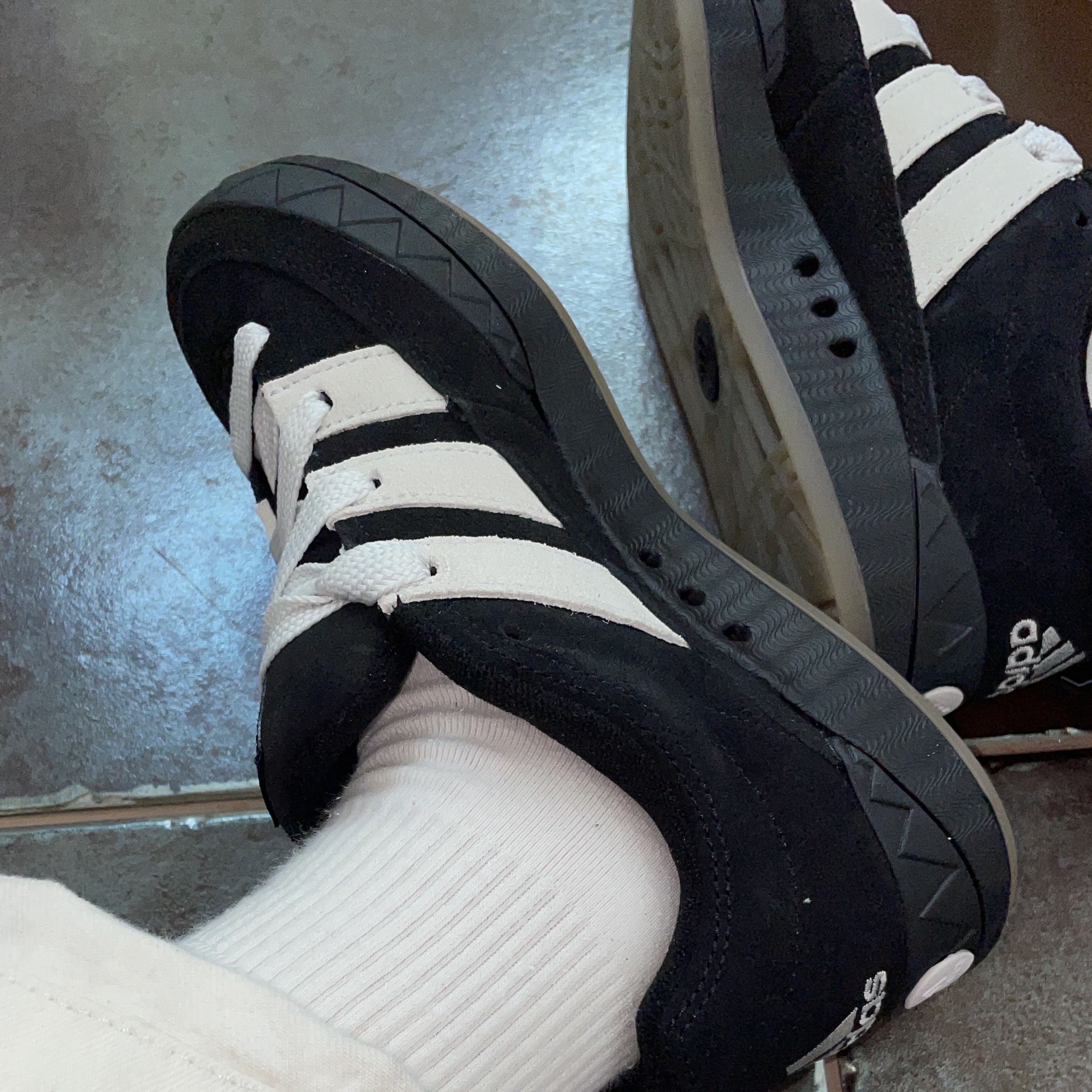 Adidas Adimatic Core Black Crystal White 착용 스타일 - 1