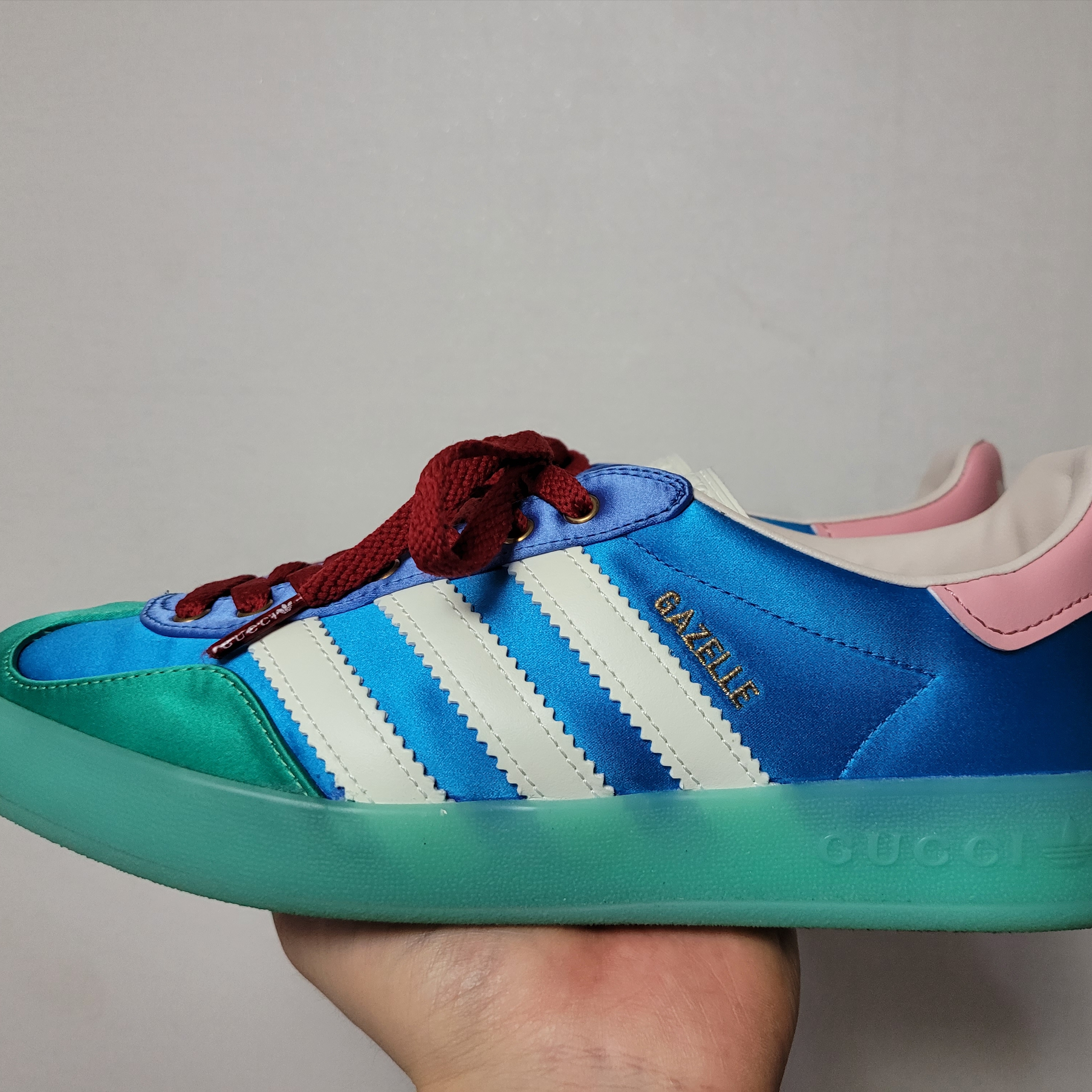 (W) Gucci x Adidas Gazelle Light Blue Silk 착용 스타일 - 2