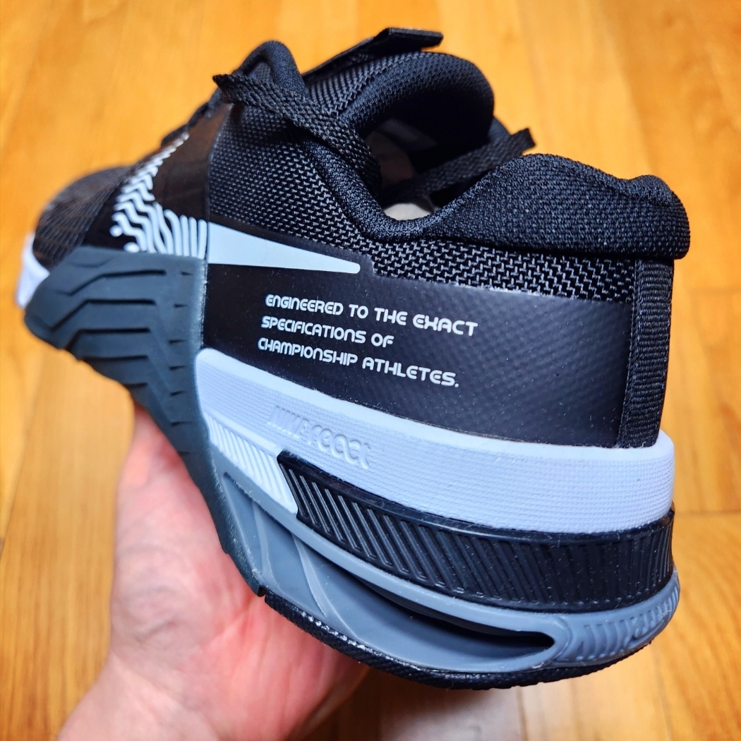 Nike Metcon 8 Black White 착용 스타일 - 3
