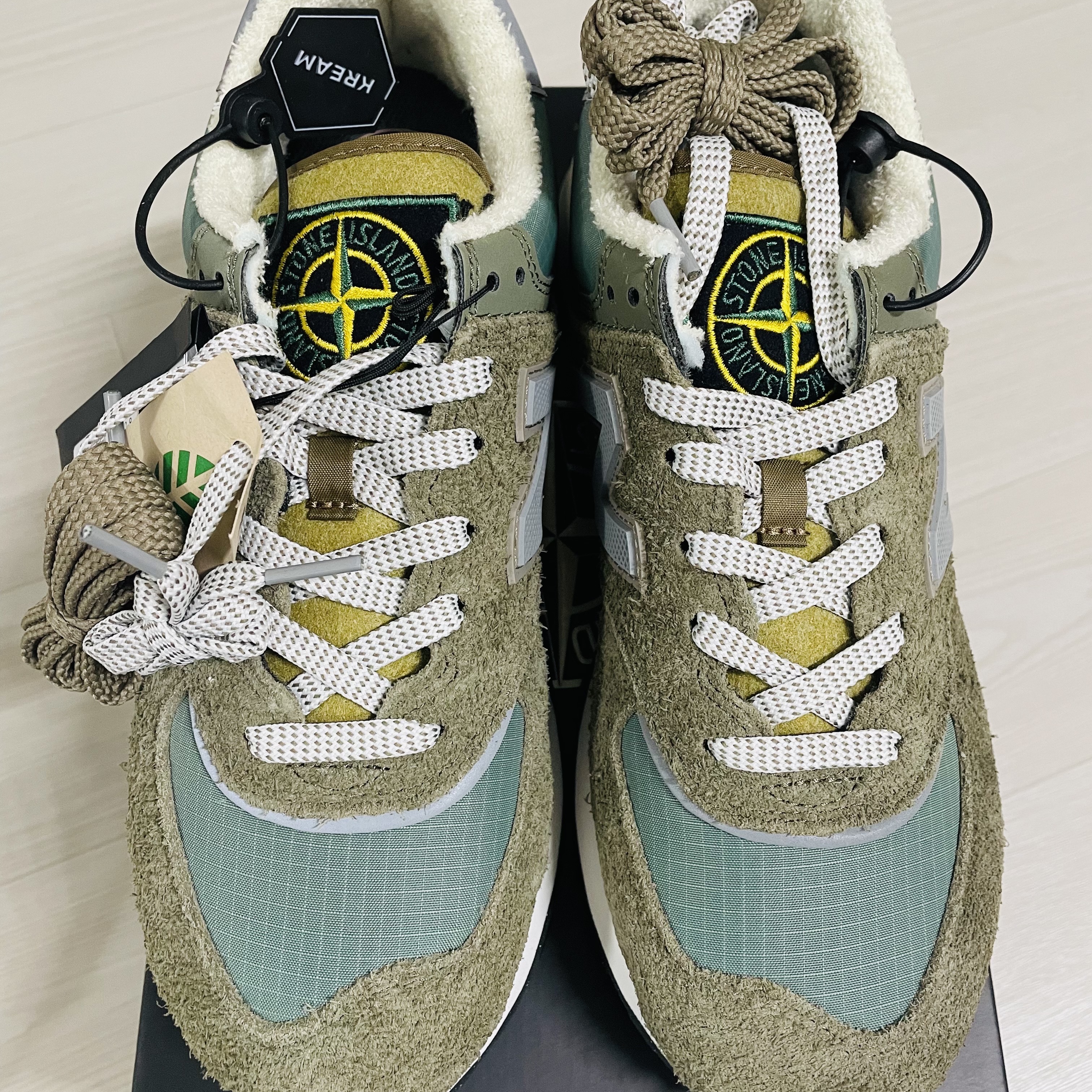 New Balance x Stone Island 574 Legacy Green 착용 스타일 - 2
