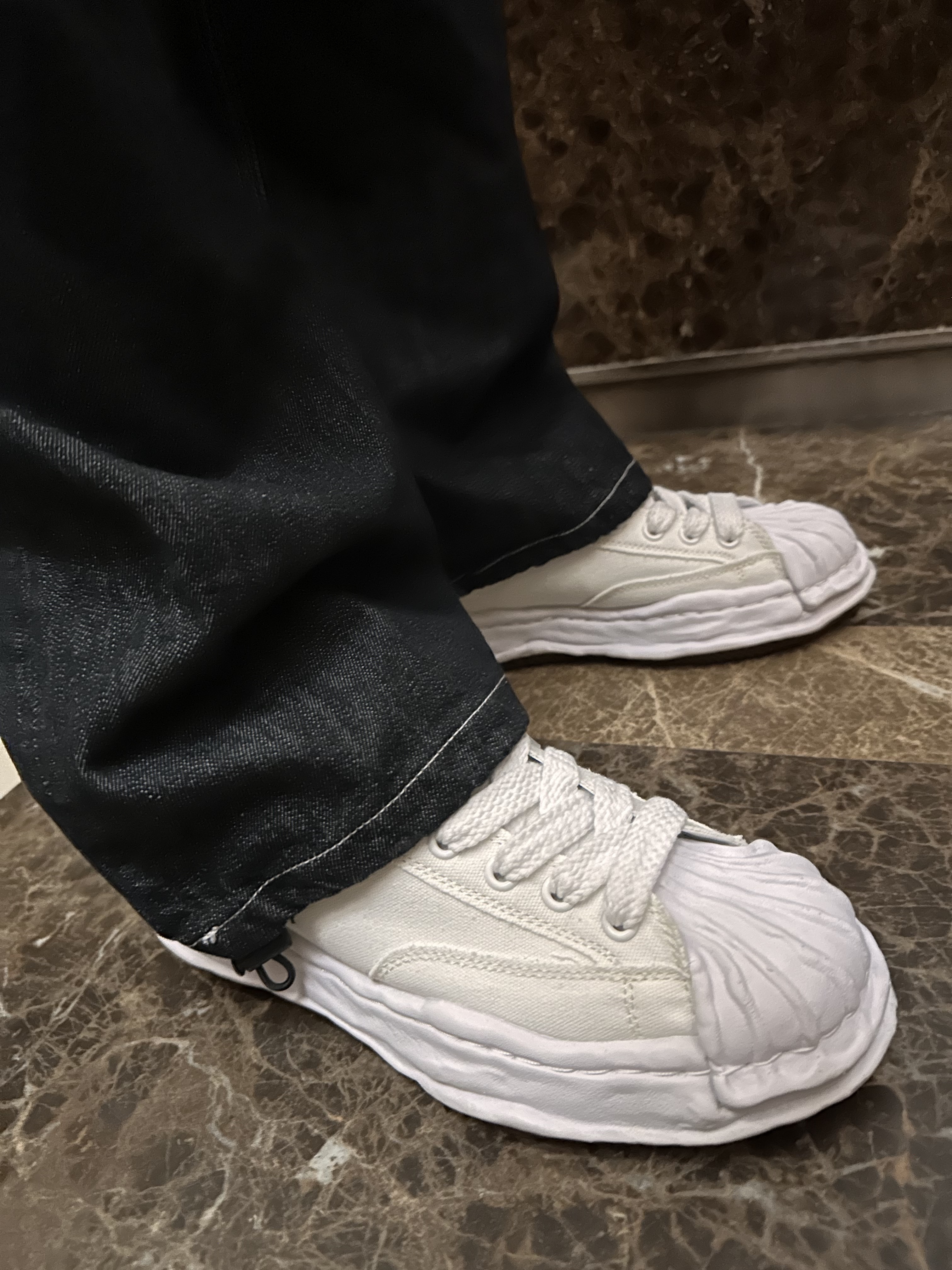 Maison Mihara Yasuhiro Blakey OG Sole Canvas Low-top Sneakers White 착용 스타일 - 2