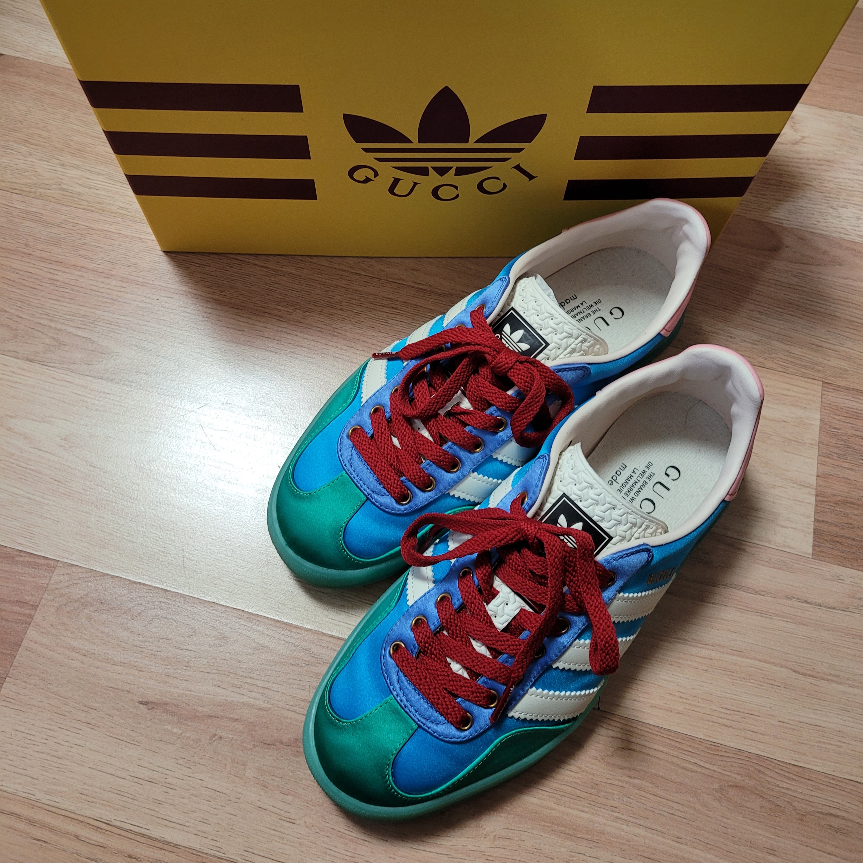 (W) Gucci x Adidas Gazelle Light Blue Silk 착용 스타일 - 1