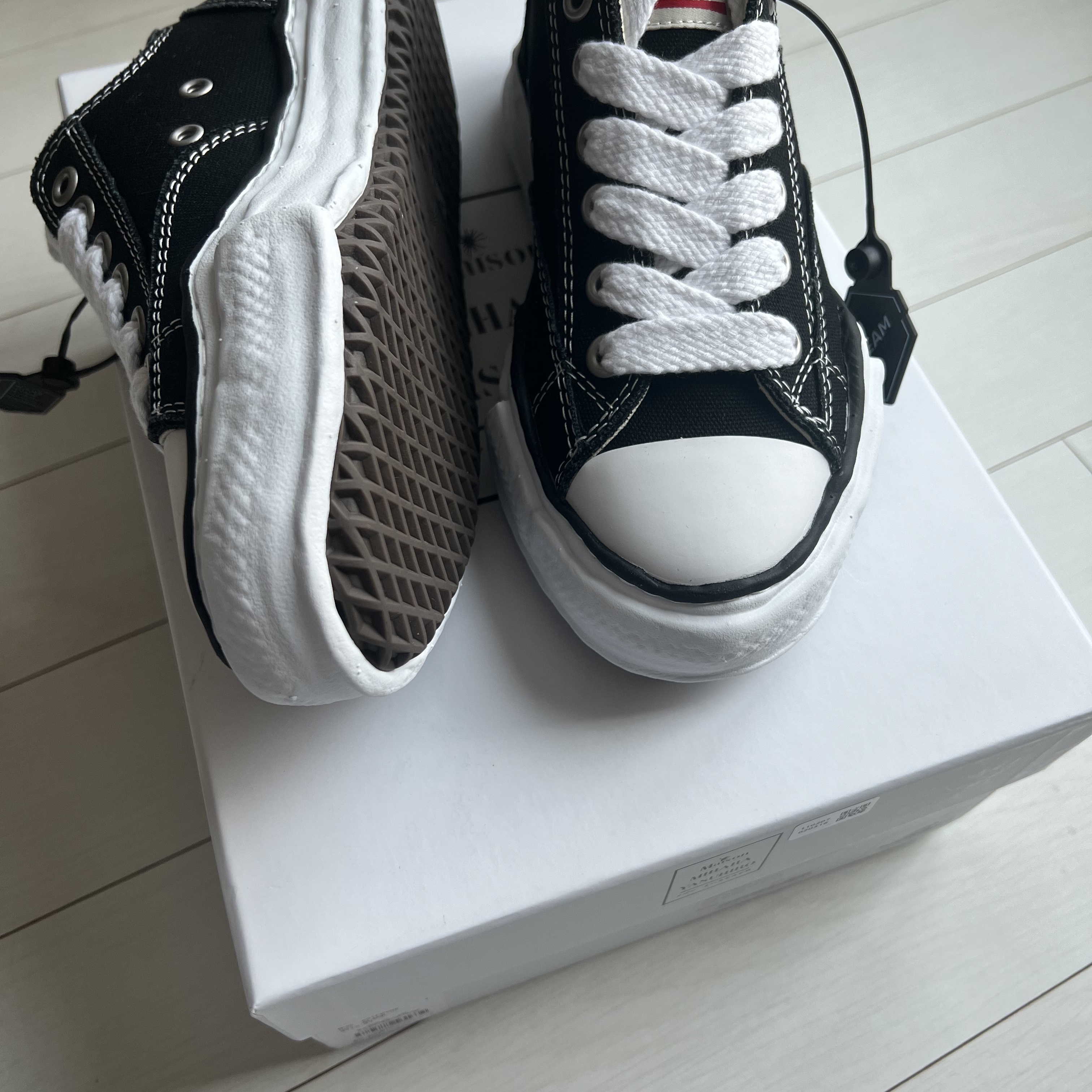 Maison Mihara Yasuhiro Peterson OG Sole Canvas Low Sneakers Black 착용 스타일
