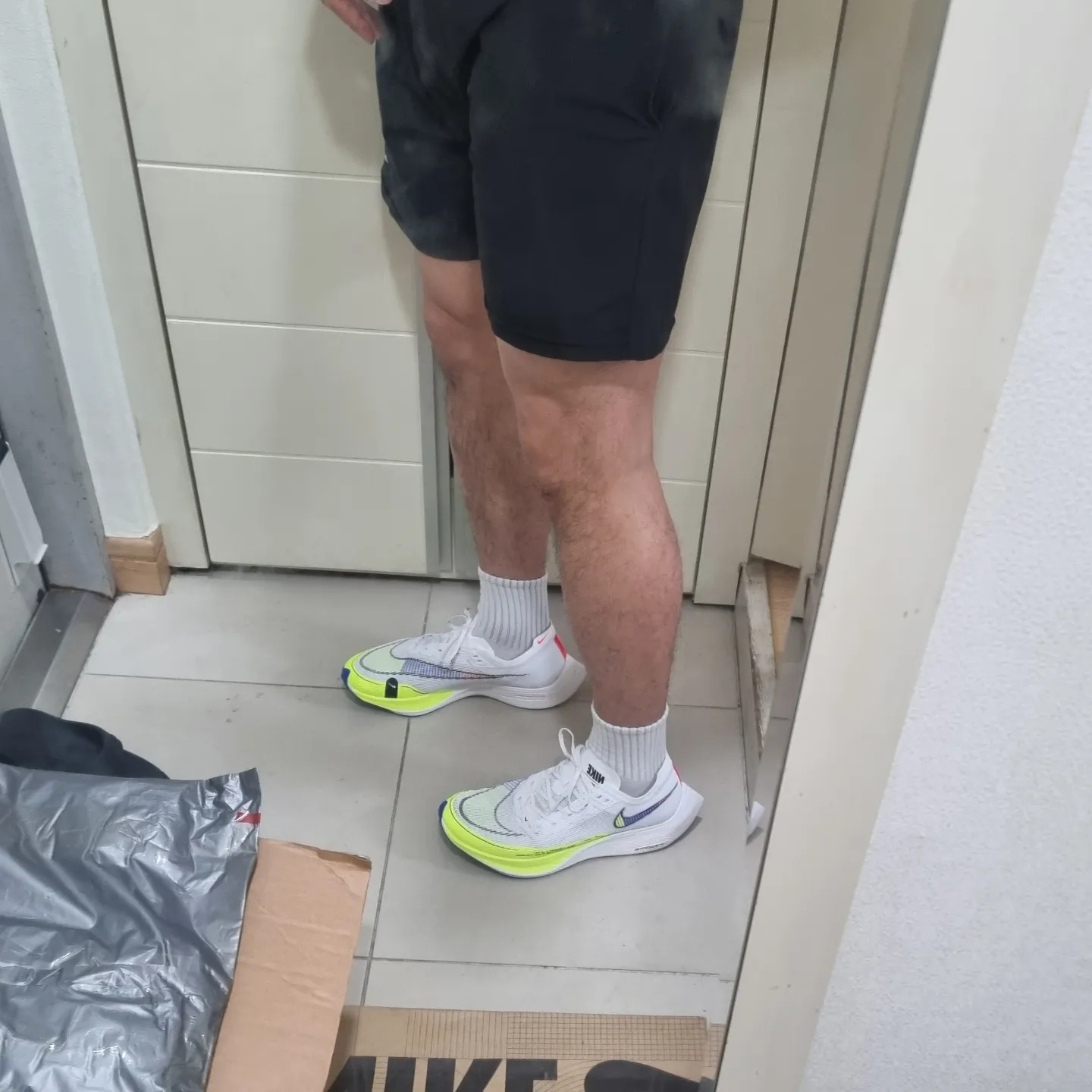 Nike ZoomX Vaporfly Next% 2 White Volt 착용 스타일