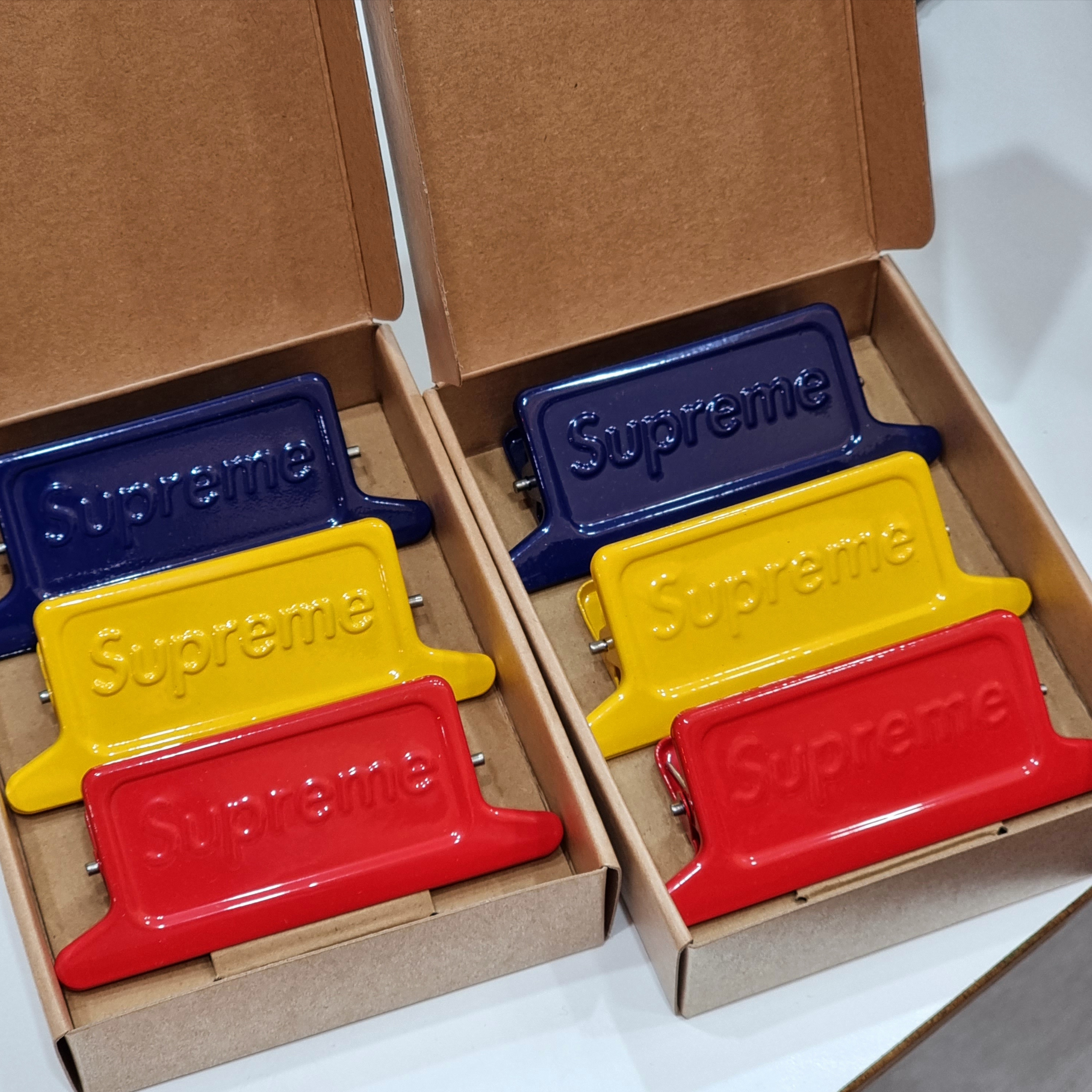 Supreme x Dulton Small Clips Multicolor (Set Of 3) 착용 스타일 - 2