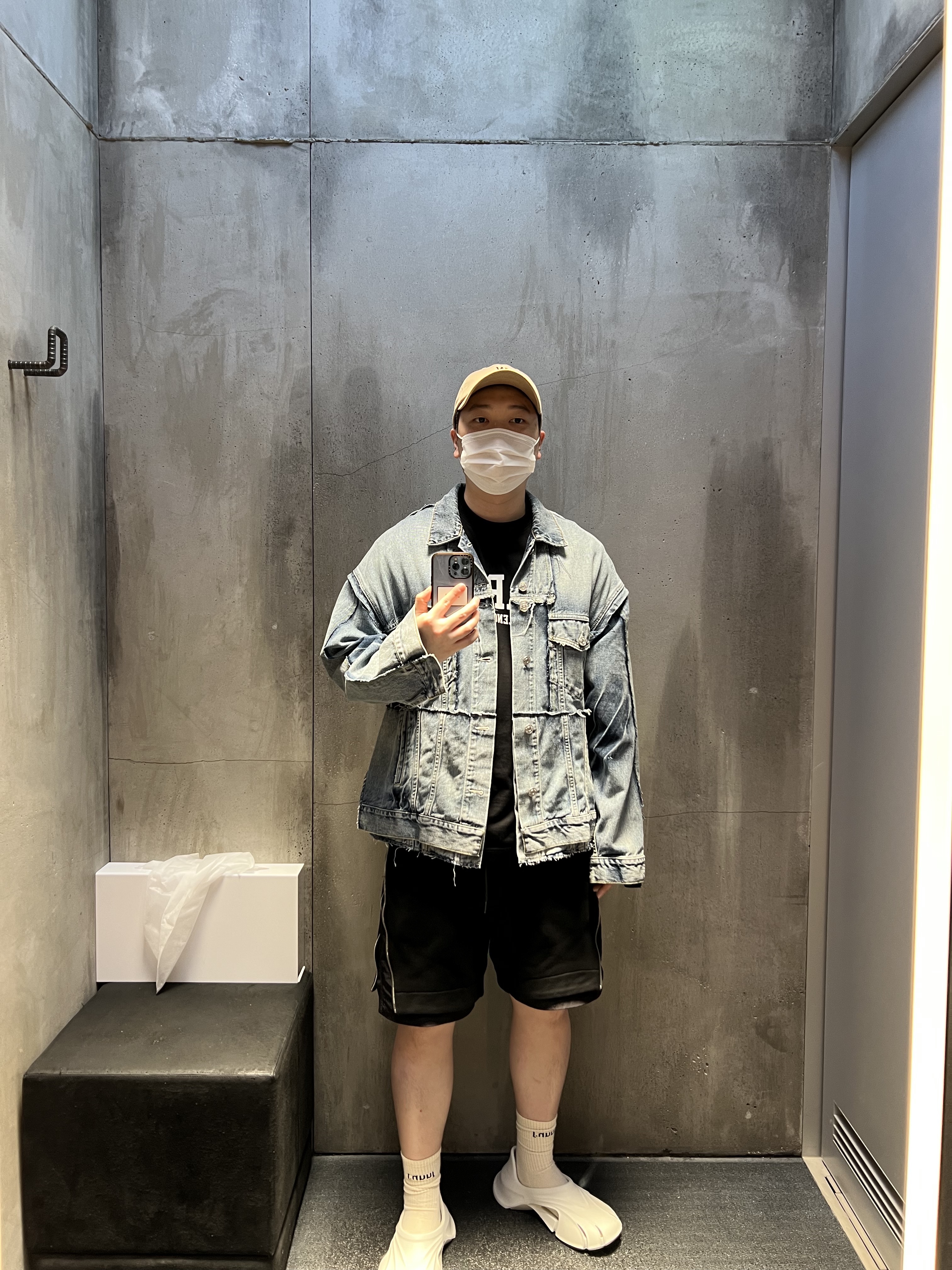 Balenciaga Rubber Mold Closed Beige 착용 스타일 - 1