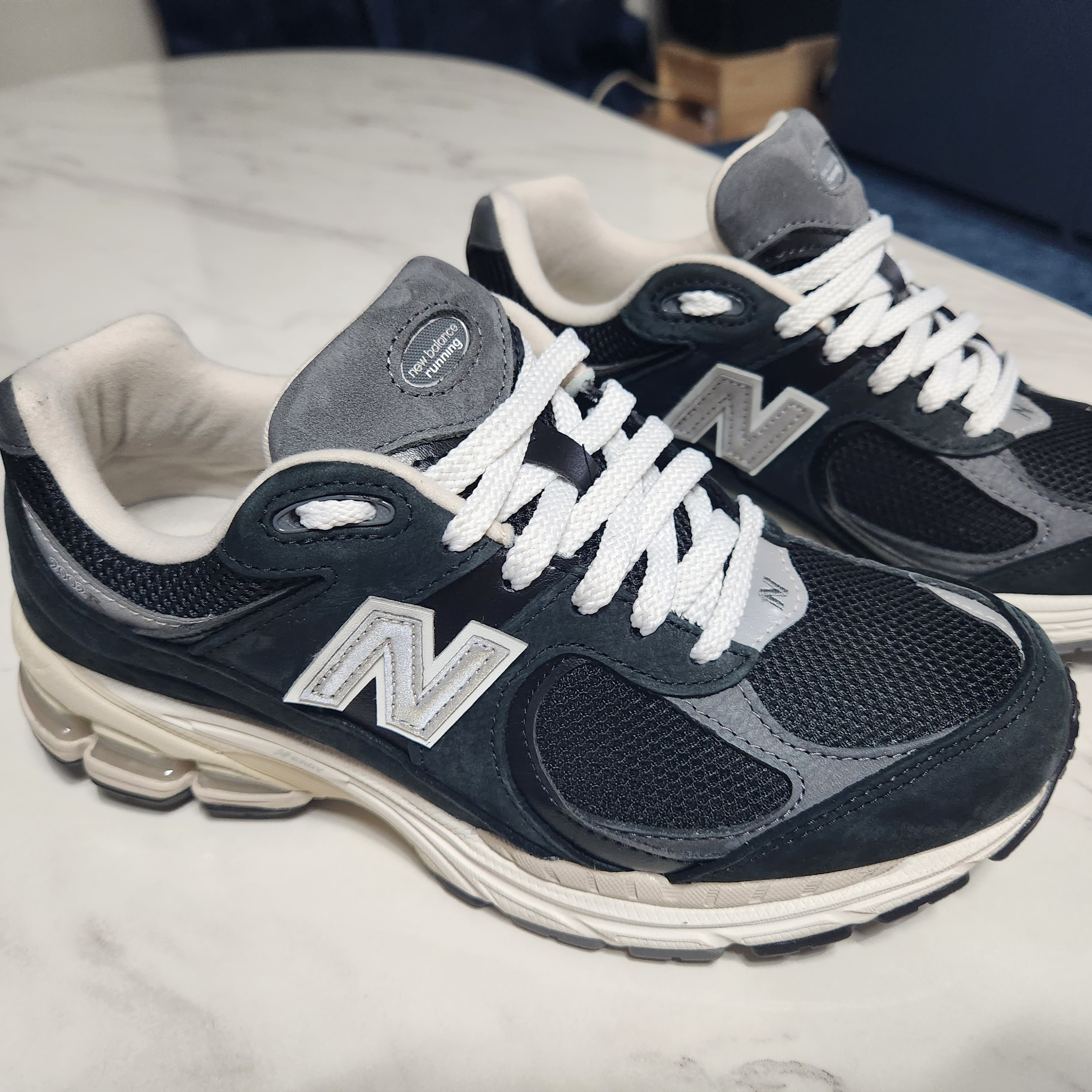 New Balance 2002R Premium Vintage Black 착용 스타일