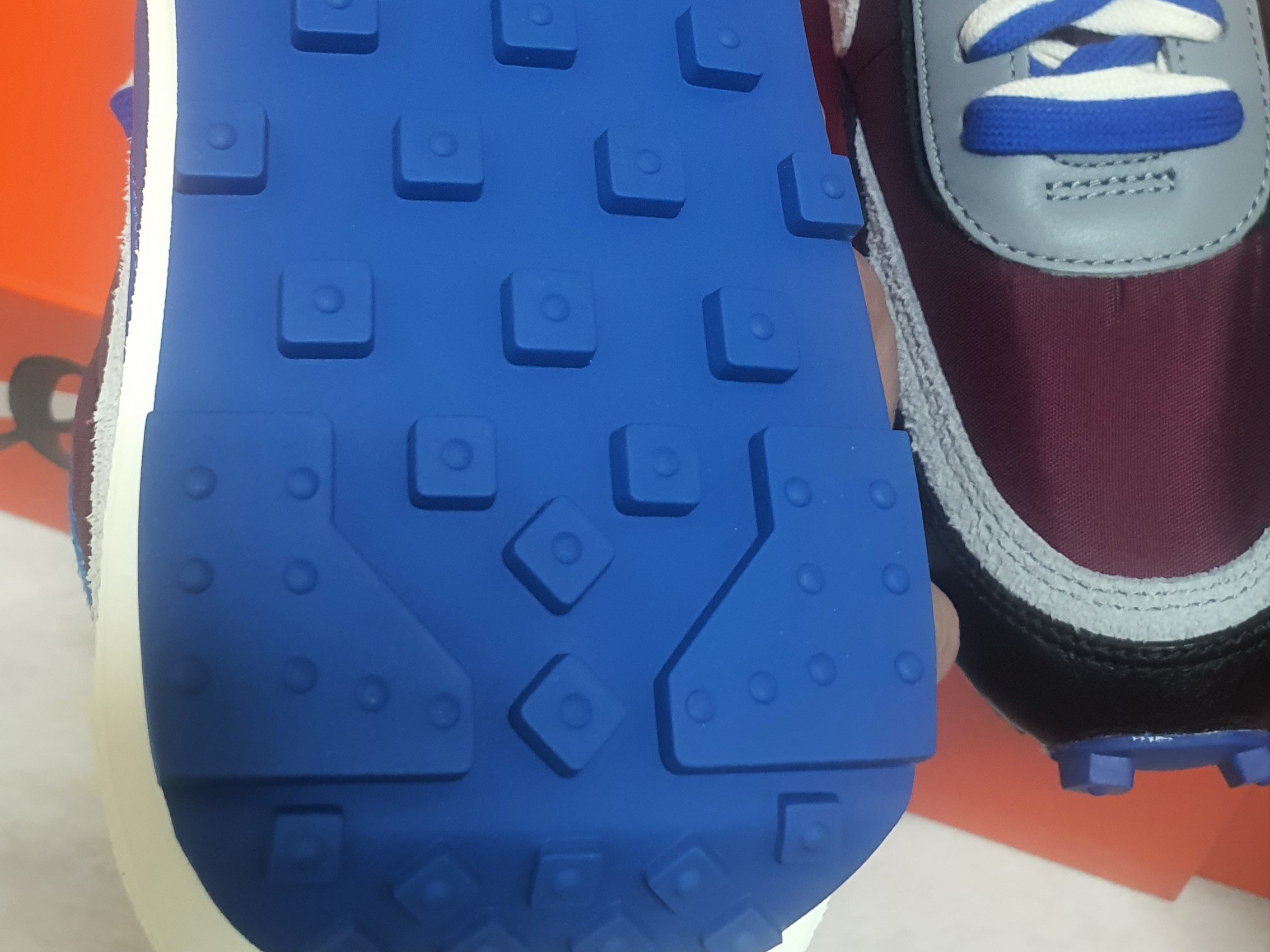 Nike x Sacai x Undercover LDWaffle Night Maroon Team Royal 착용 스타일 - 3