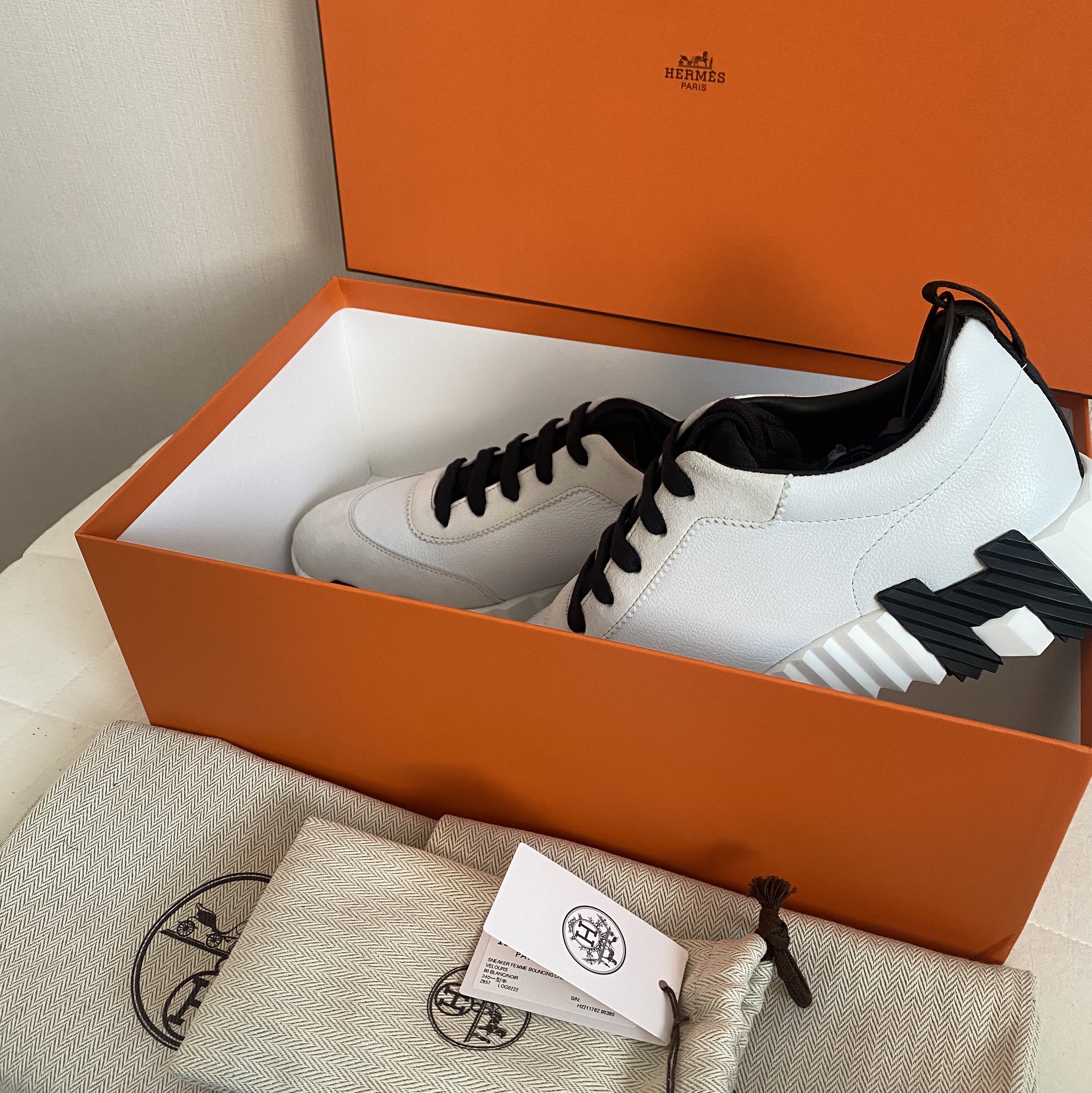 (W) Hermes Bouncing Sneakers Sport Suede Goatskin & Blanc Noir 착용 스타일 - 2