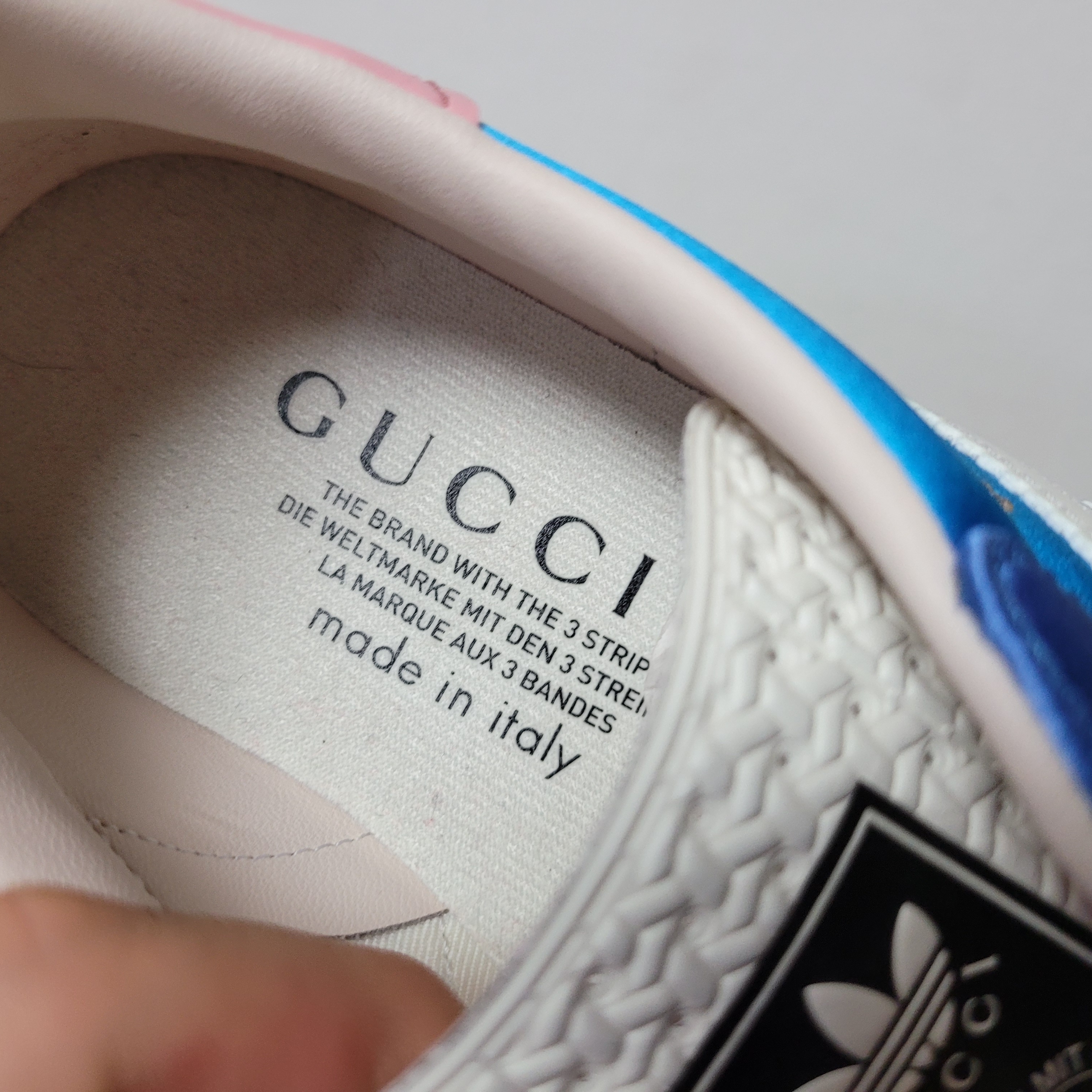 (W) Gucci x Adidas Gazelle Light Blue Silk 착용 스타일 - 4