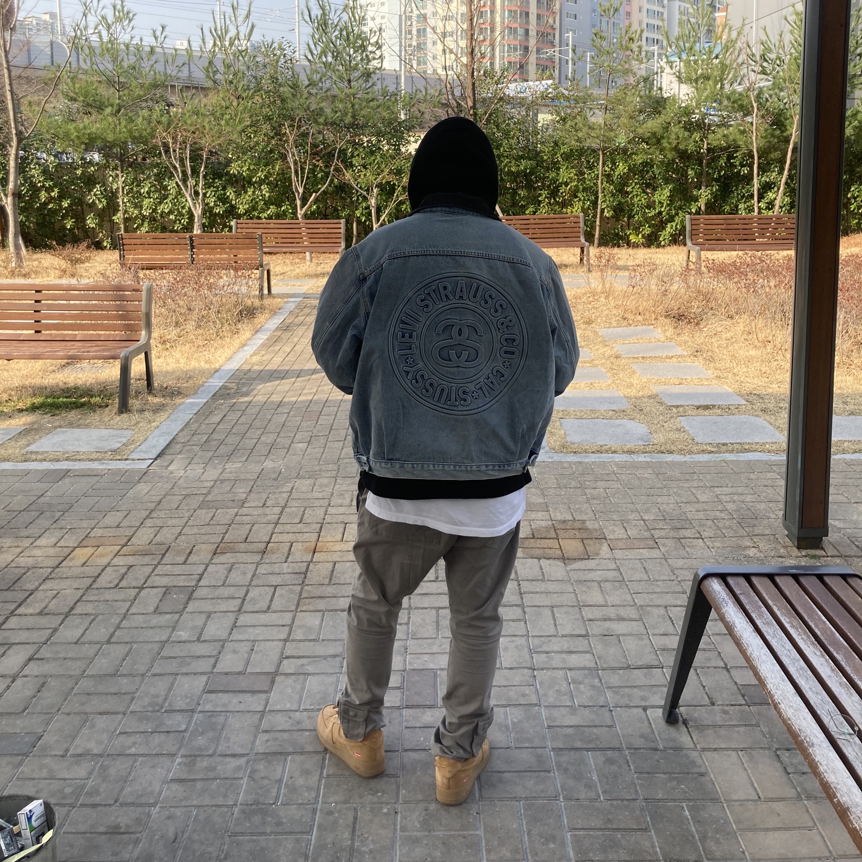Stussy x Levi's Embossed Trucker Jacket Indigo 착용 스타일 - 2