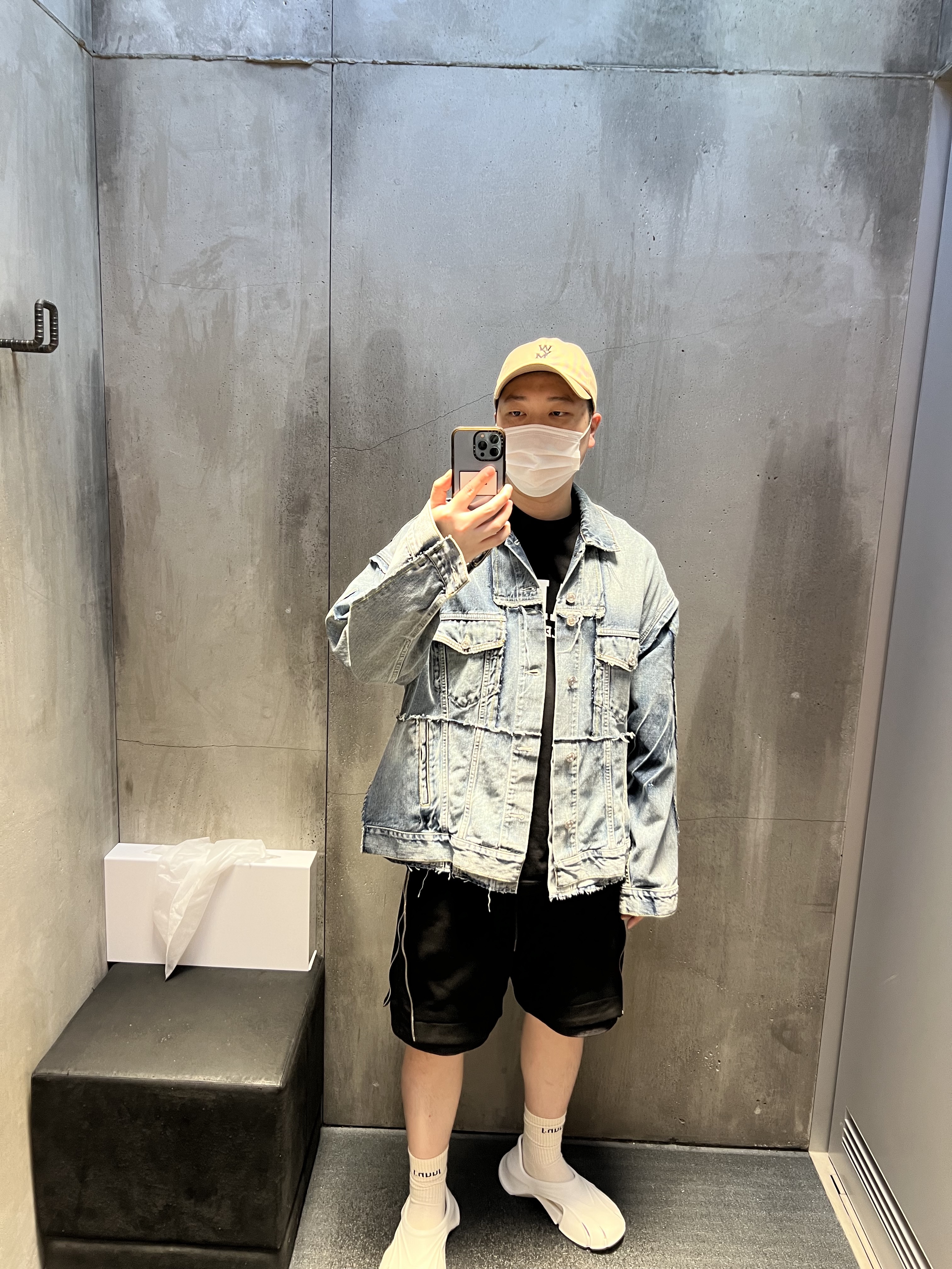 Balenciaga Rubber Mold Closed Beige 착용 스타일 - 2