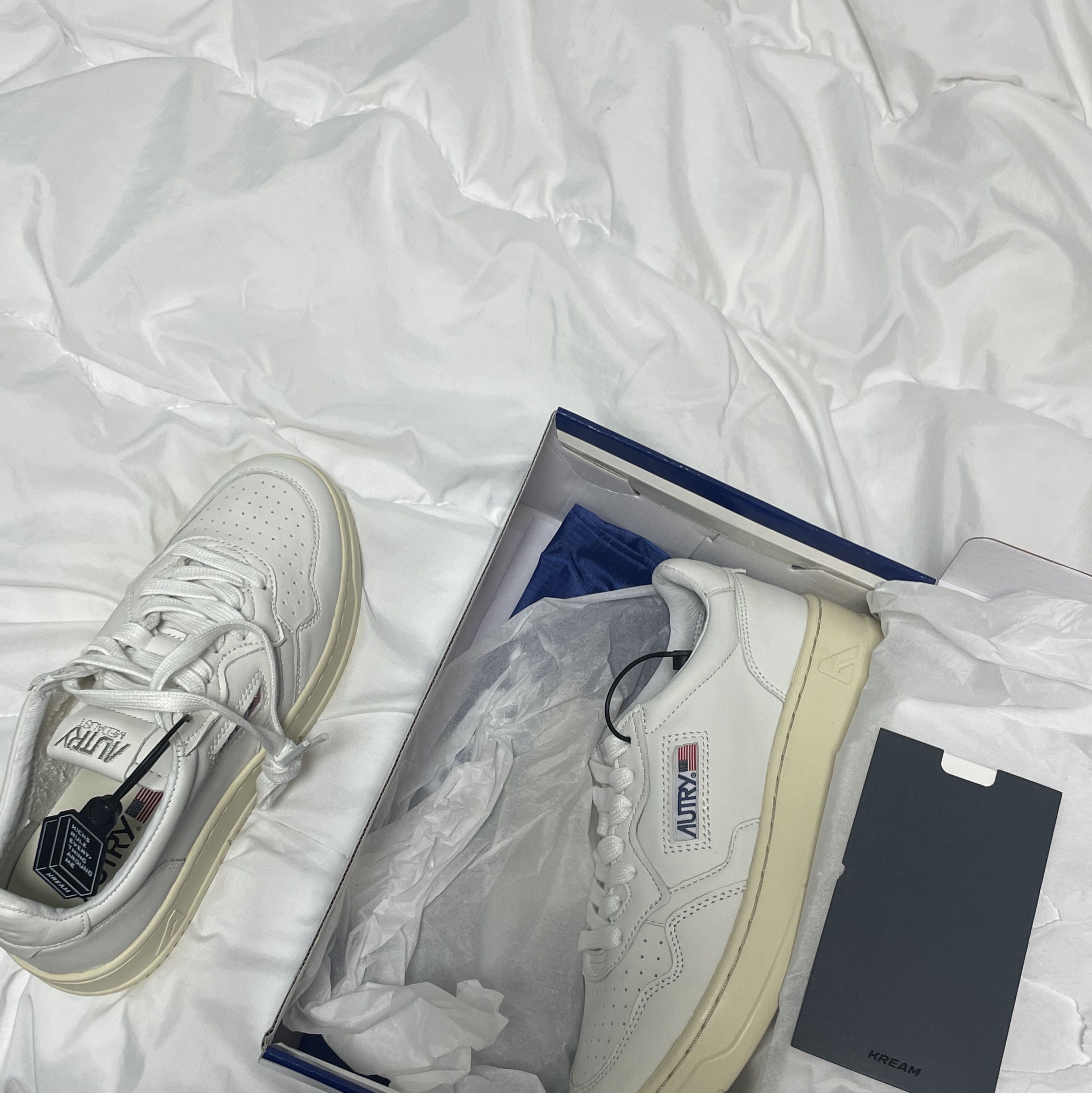 (W) Autry Medalist Low Goatskin Sneakers White 착용 스타일