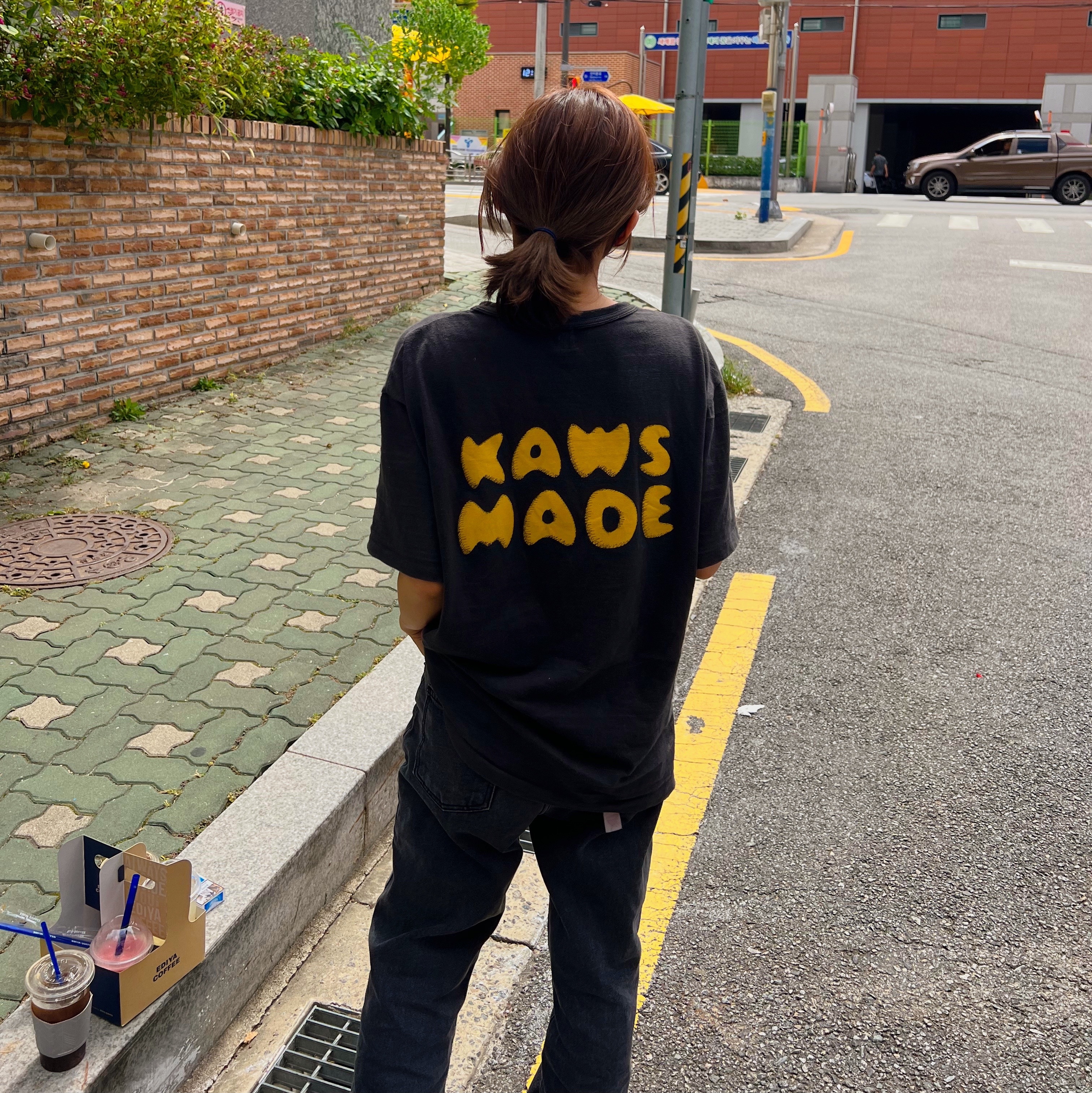 Human Made x Kaws #3 T-Shirt Black 착용 스타일 - 1