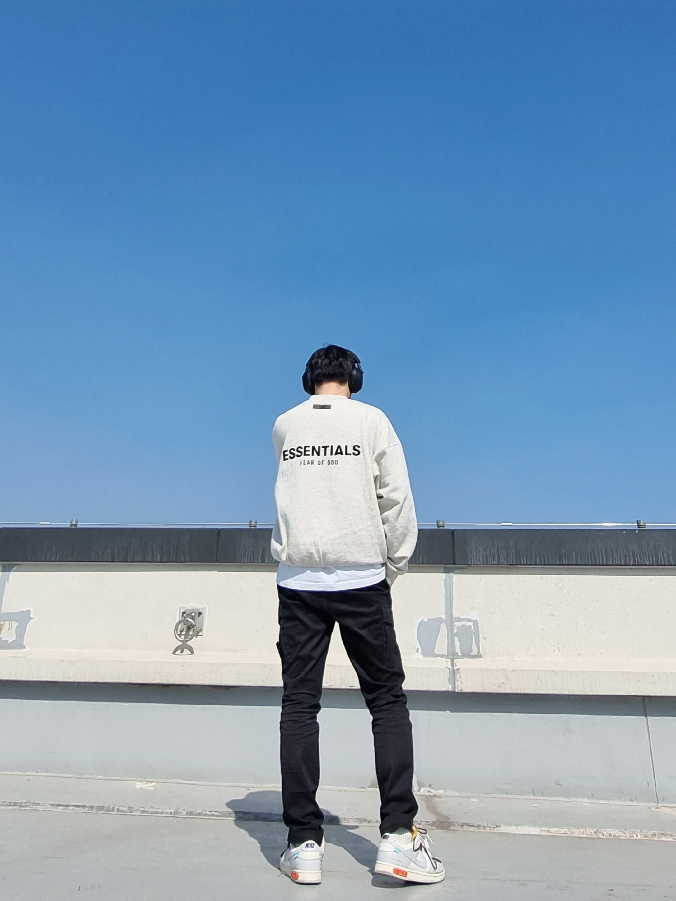 Nike x Off-White Dunk Low The 50 - Lot 46, Essentials The Core Collection Crewneck Sweatshirt Light Oatmeal 착용 스타일 - 3