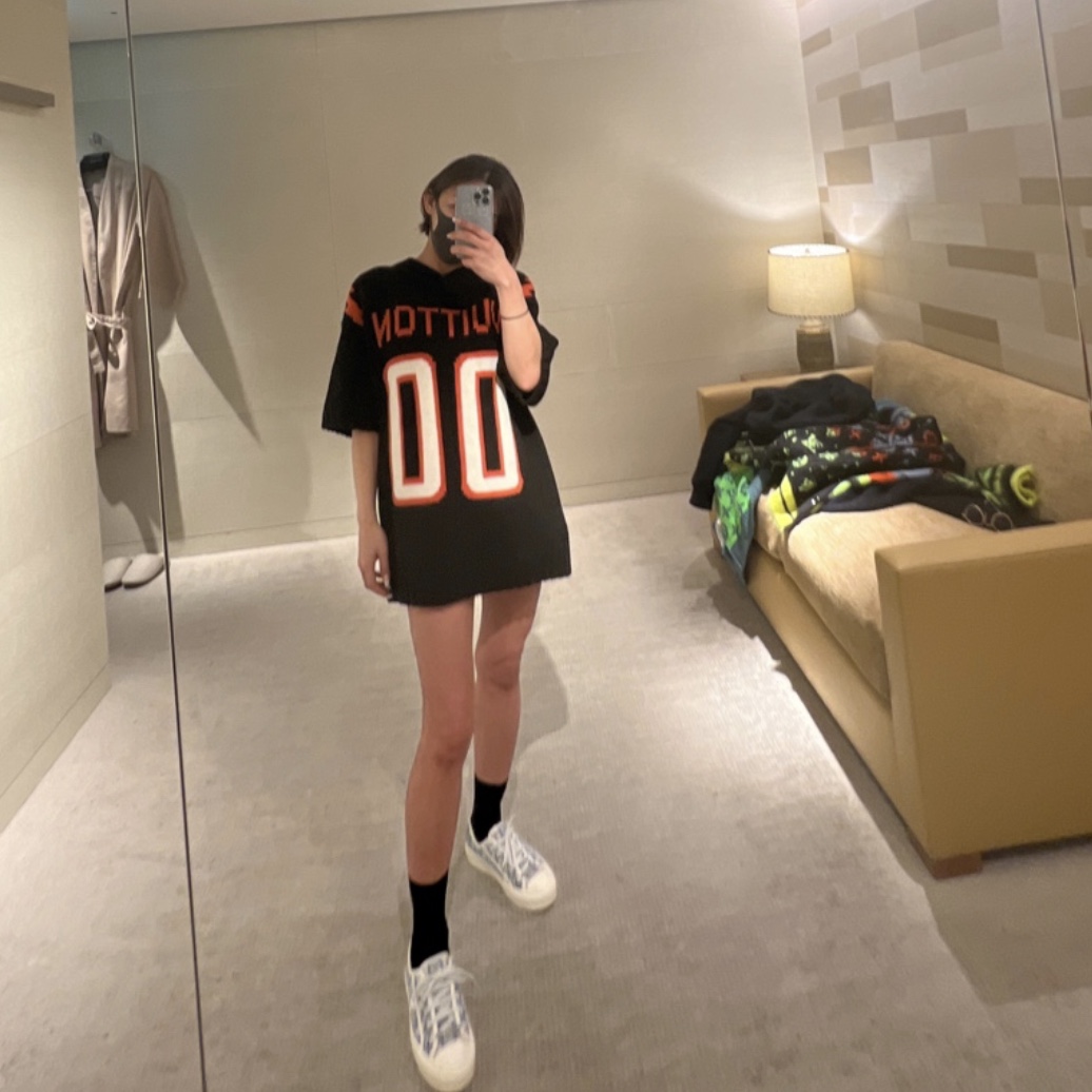Louis Vuitton Monogram Sporty V-Neck T-Shirt Black 착용 스타일