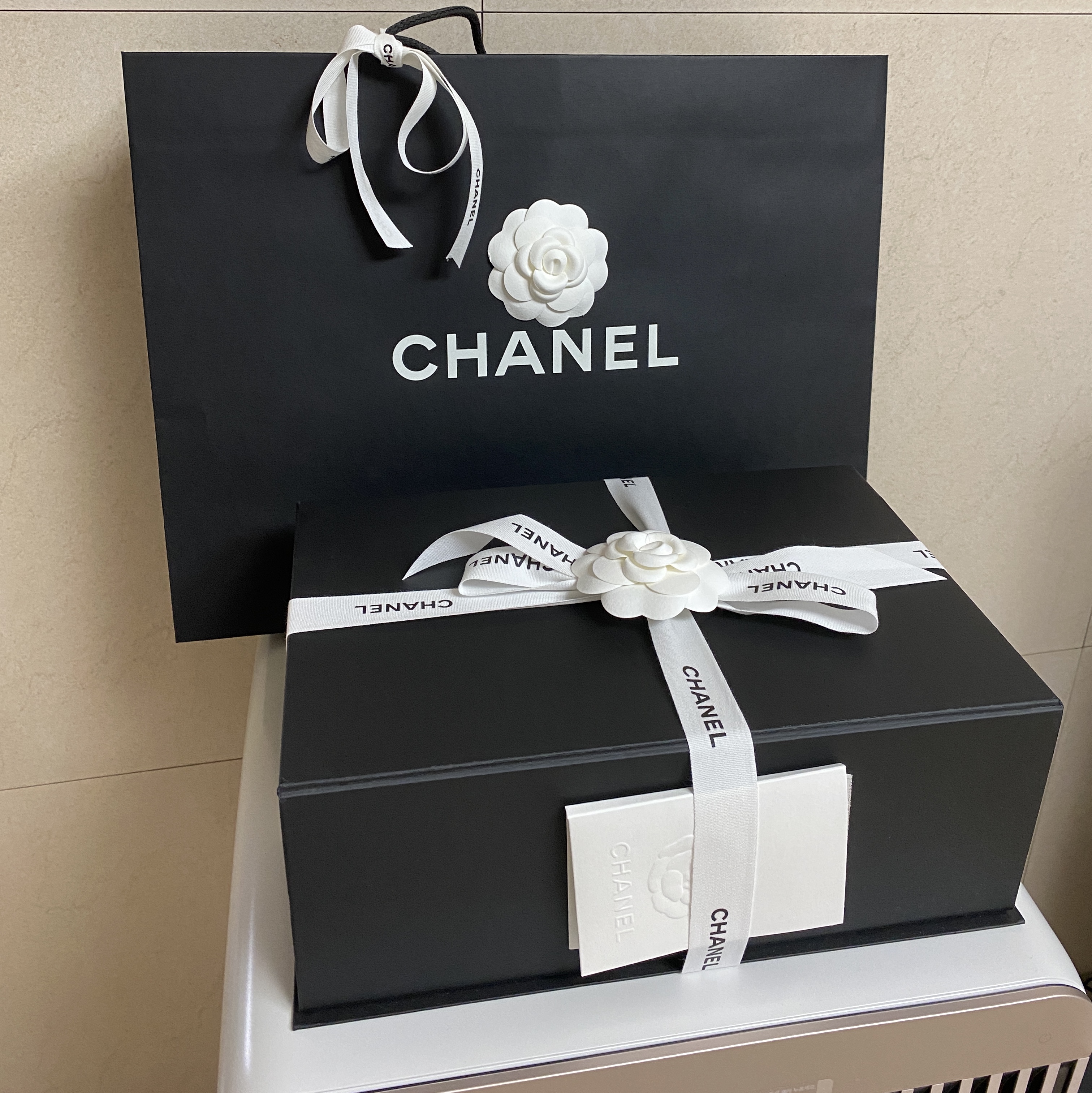 Chanel Medium Classic Handbag Grained Calfskin & Gold Black 착용 스타일