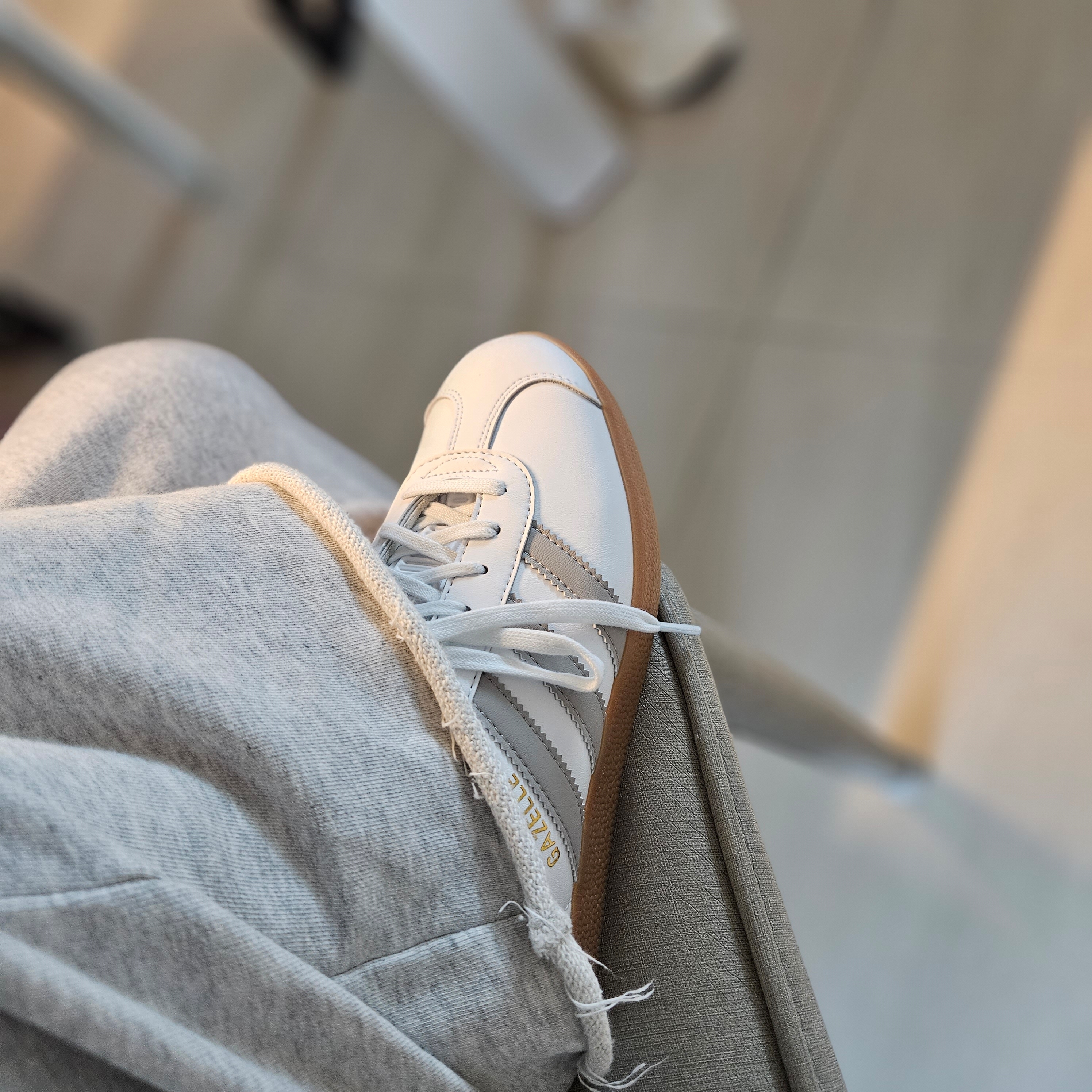 Adidas Gazelle White Grey 착용 스타일