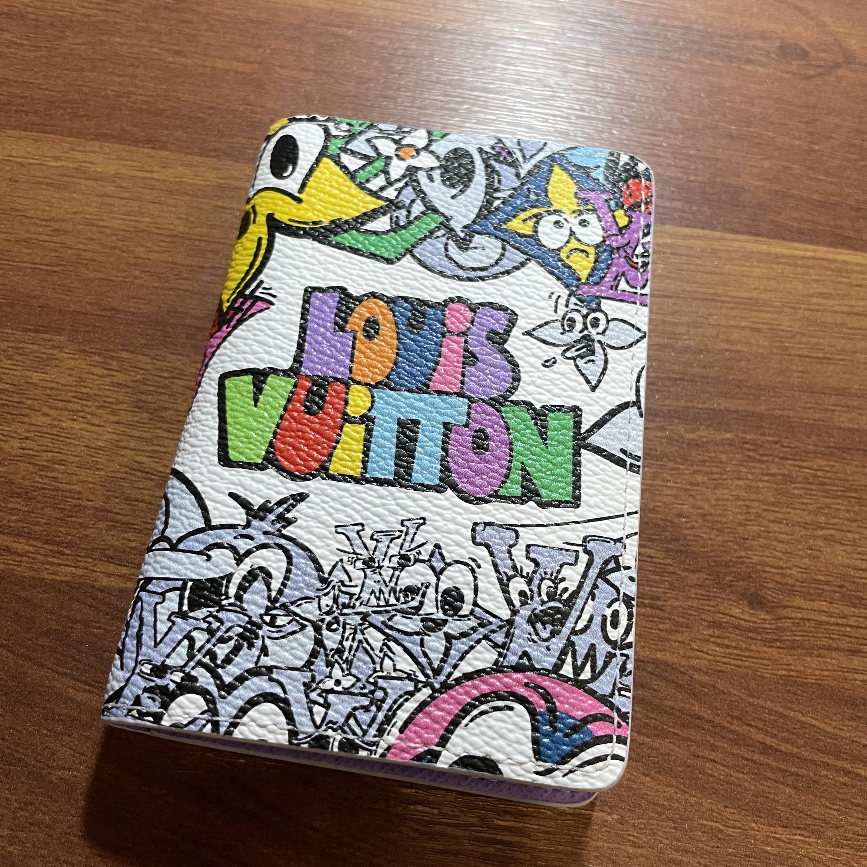 Louis Vuitton Pocket Organizer Monogram Comics Coated Canvas 착용 스타일 - 1