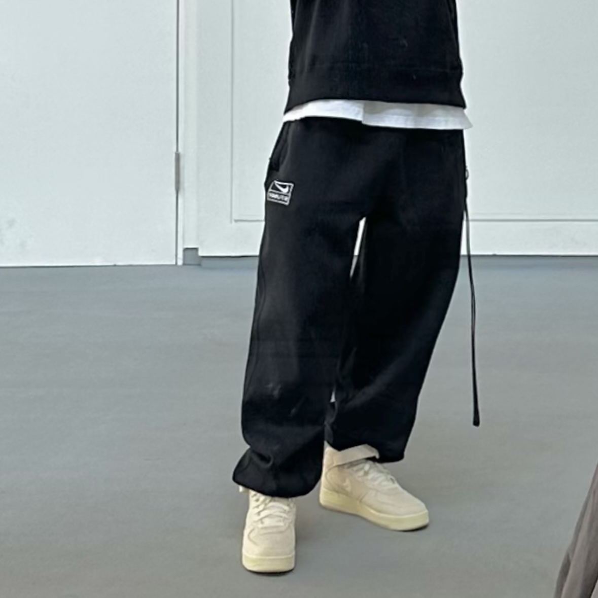 Nike x Stussy NRG Washed Fleece Pants Black (DO5296-010), Nike x Stussy Air Force 1 '07 Mid SP Fossil 착용 스타일