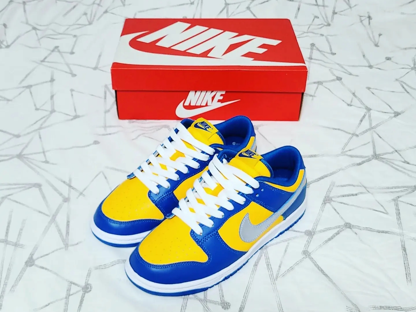 Nike Dunk Low Retro Blue Jay and University Gold 착용 스타일 - 1
