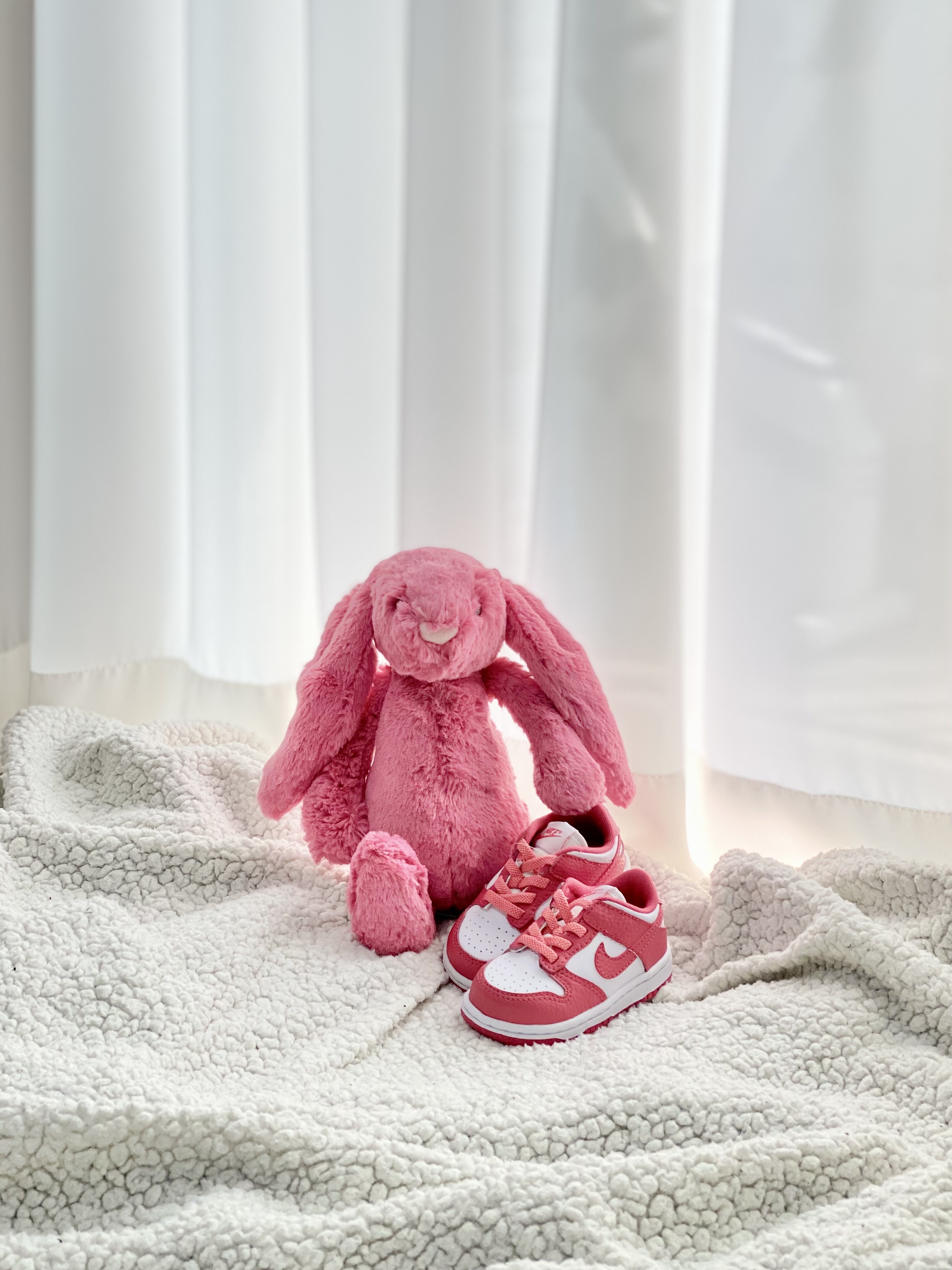 (TD) Nike Dunk Low Archeo Pink, Jellycat Bashful Bunny Medium Tulip Pink 착용 스타일 - 1