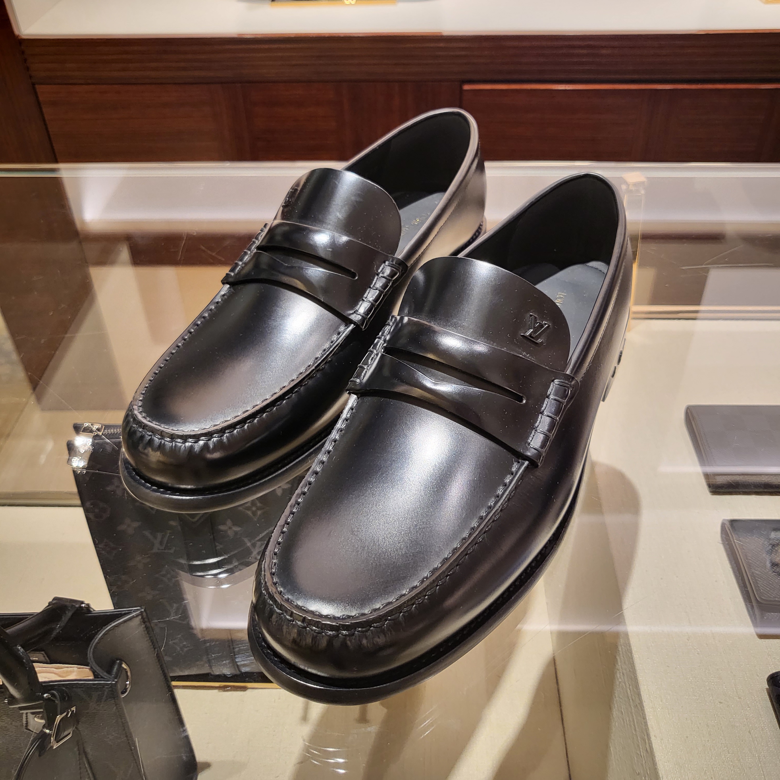 Louis Vuitton x NBA LV Loafers Monogram Embossed Leather Black 착용 스타일 - 1