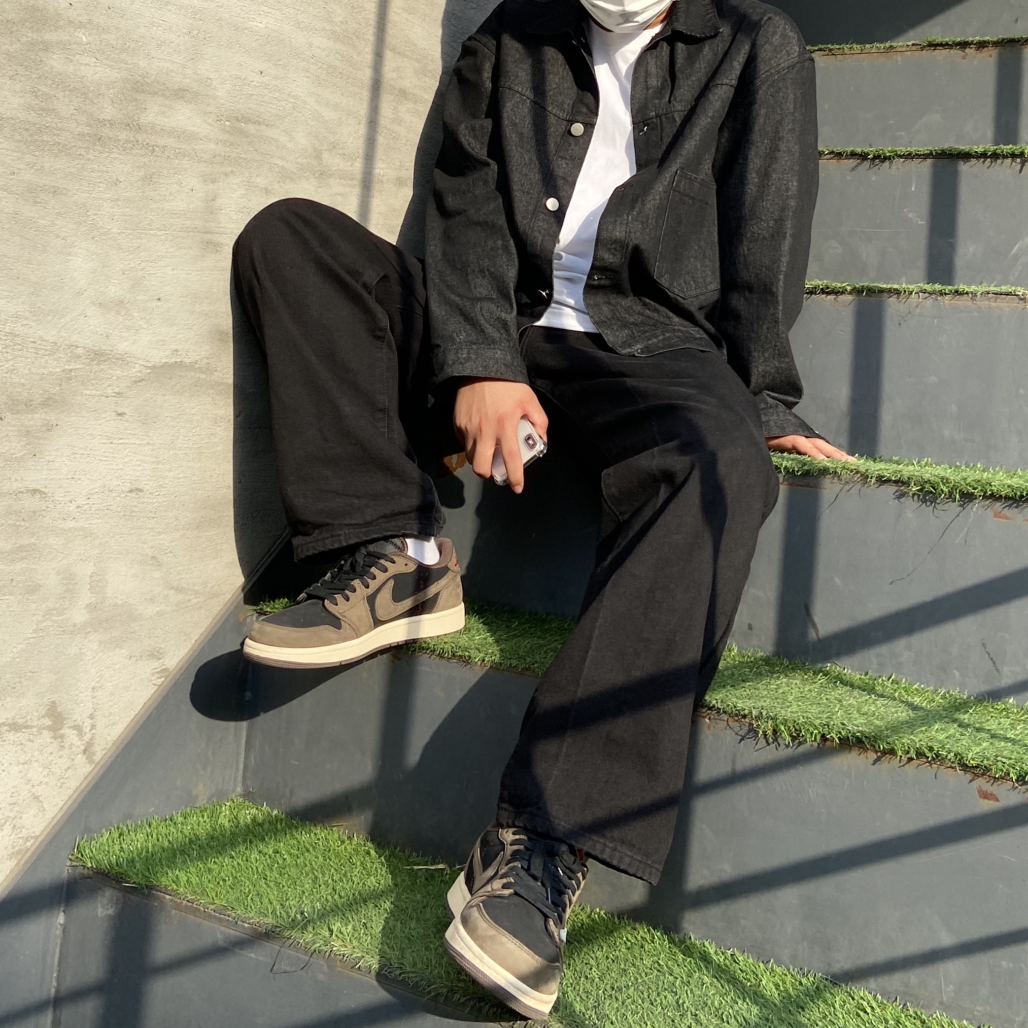 Jordan 1 x Travis Scott Retro Low OG SP Mocha 착용 스타일 - 1