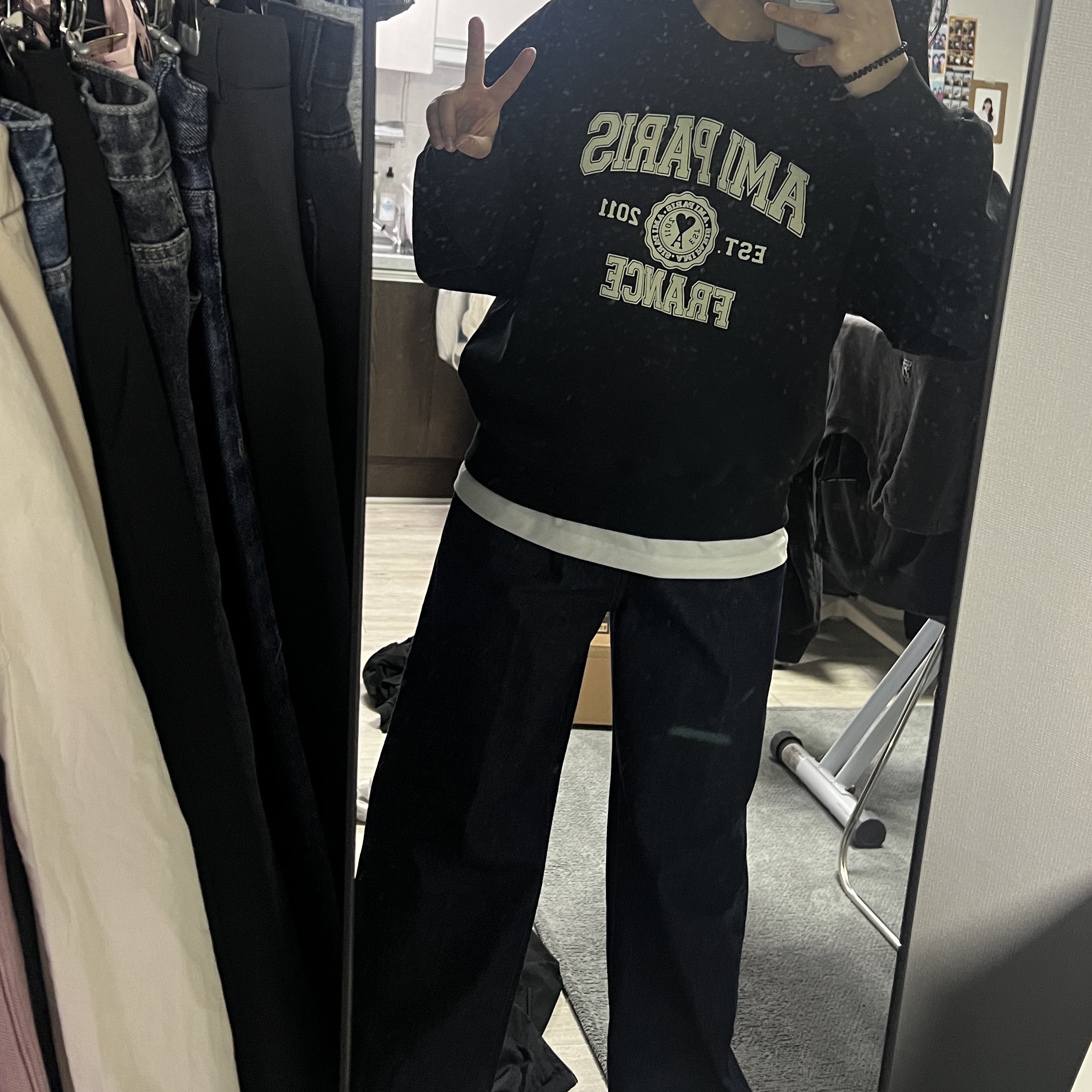 AMI Paris France Sweatshirt Black 착용 스타일