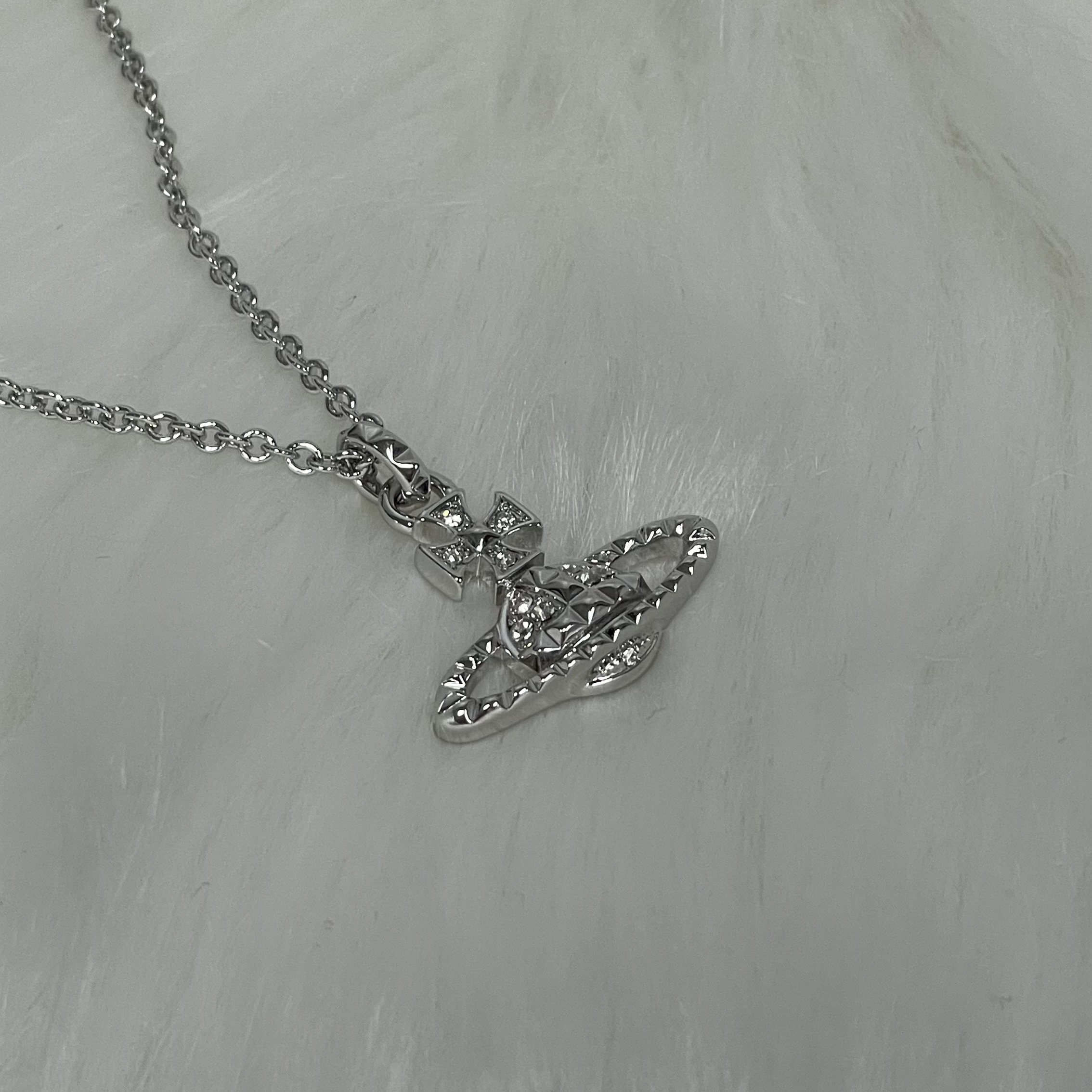 Vivienne Westwood Mayfair Bas Relief Pendant Silver 착용 스타일 - 2