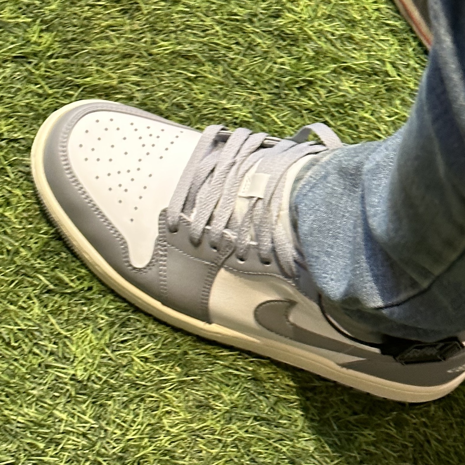 Jordan 1 Low Stealth and White 착용 스타일