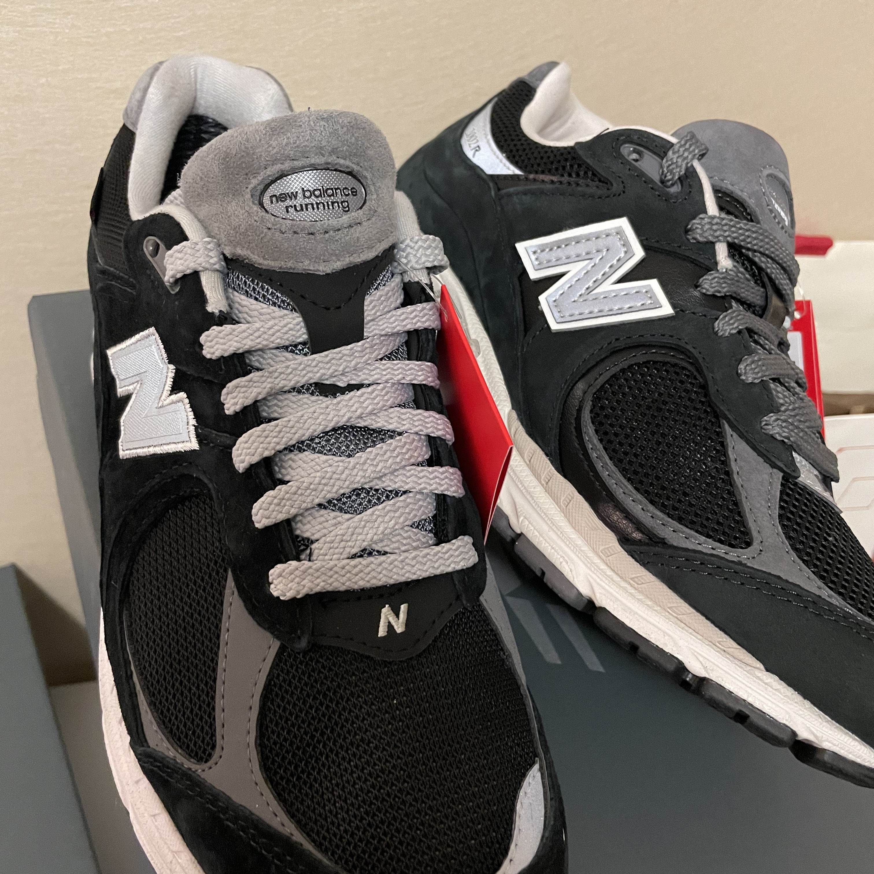 New Balance 2002R Gore-Tex Black Silver Metalic, New Balance 2002R Premium Vintage Black 착용 스타일 - 5