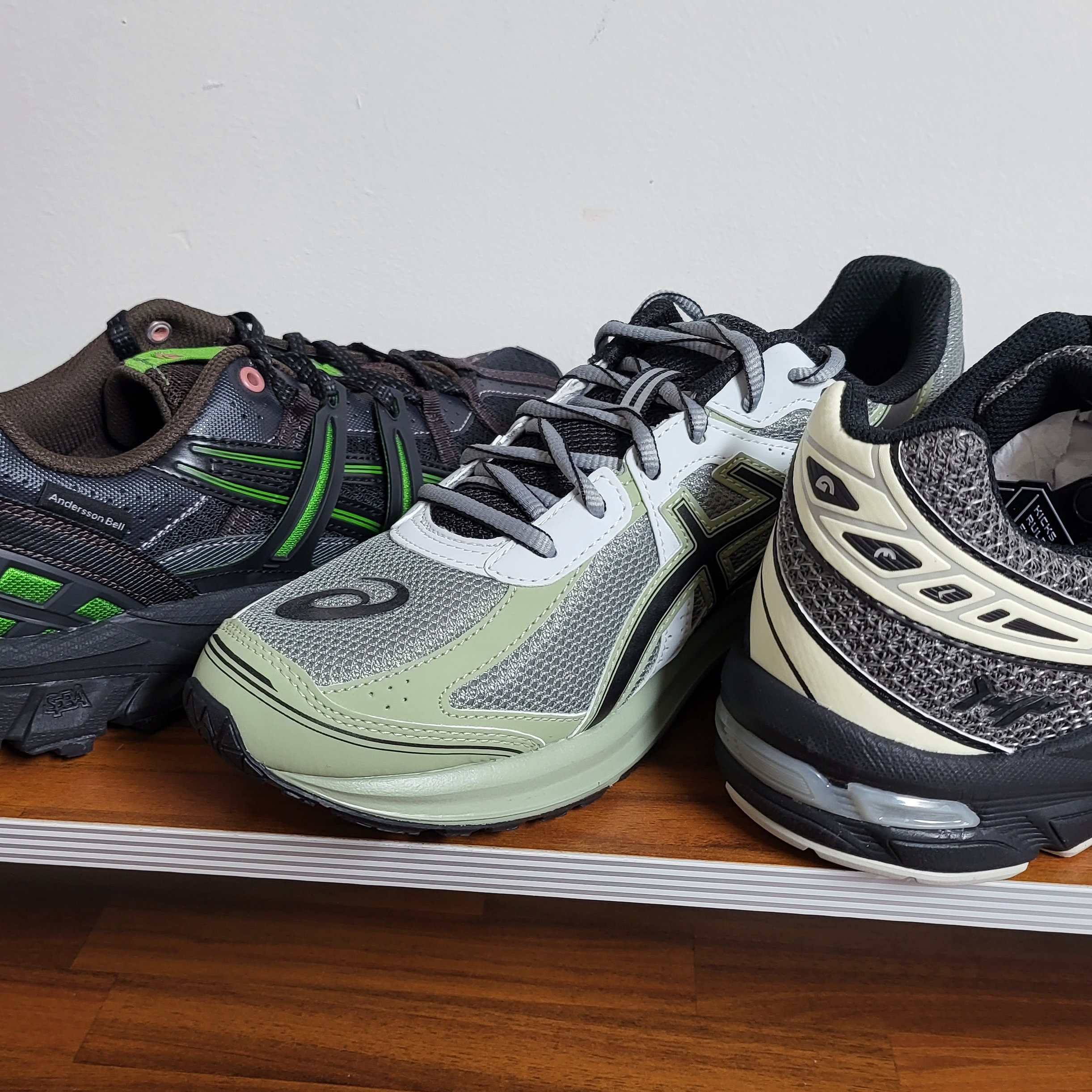 Asics x I4P Gel-1130 Mink Glacier Grey, Asics Jog 100 S Sheet Rock - 2E Wide 착용 스타일 - 5