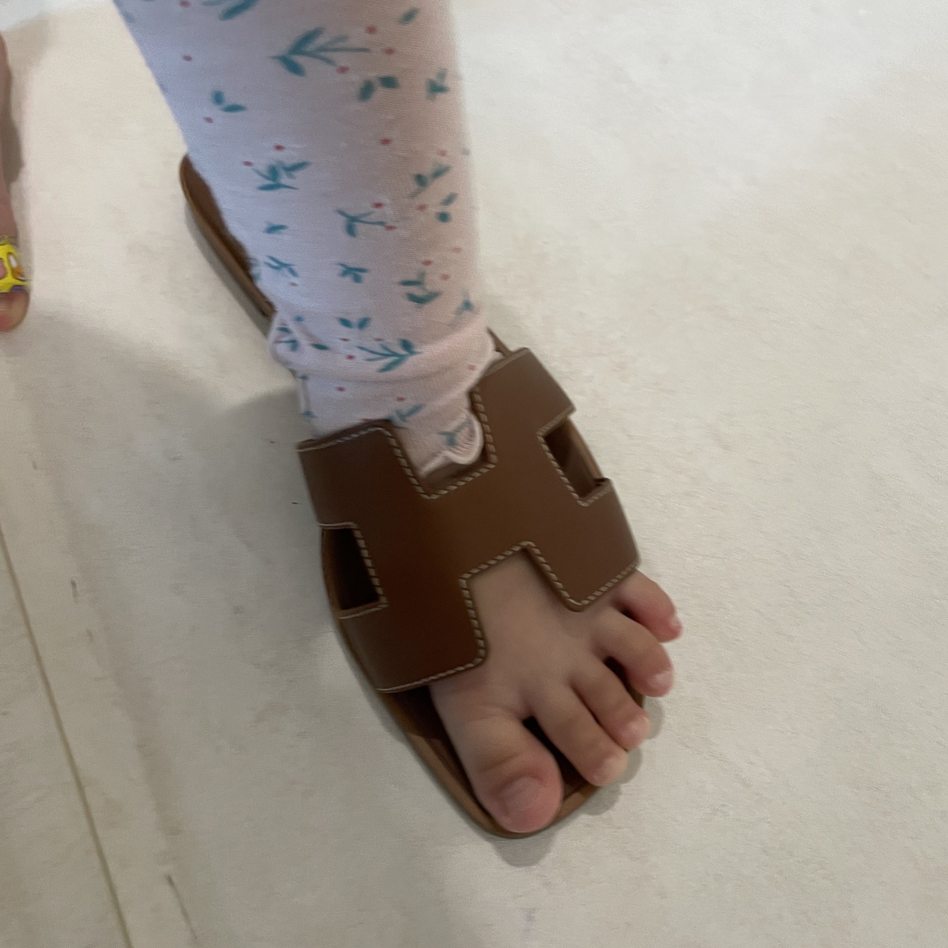 (W) Hermes Oran Sandal Calfskin & Gold Piqures Ecrues 착용 스타일