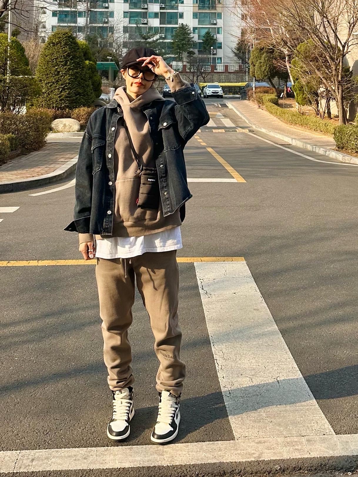 Essentials Pull-Over Hoodie Taupe - 21SS, Essentials Sweatpants Taupe - 21SS 착용 스타일 - 2
