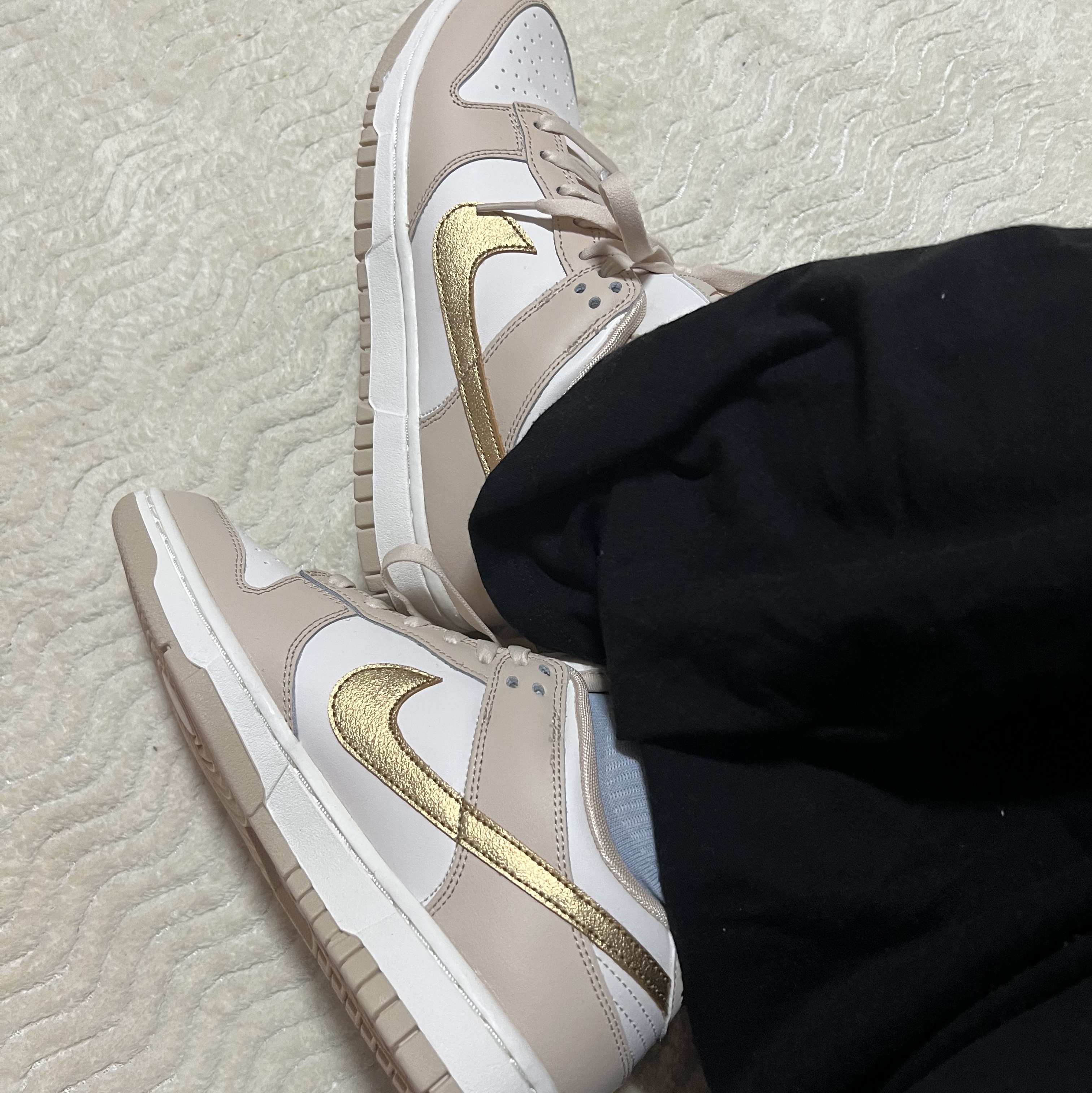 (W) Nike Dunk Low Sanddrift Metallic Gold 착용 스타일 - 2
