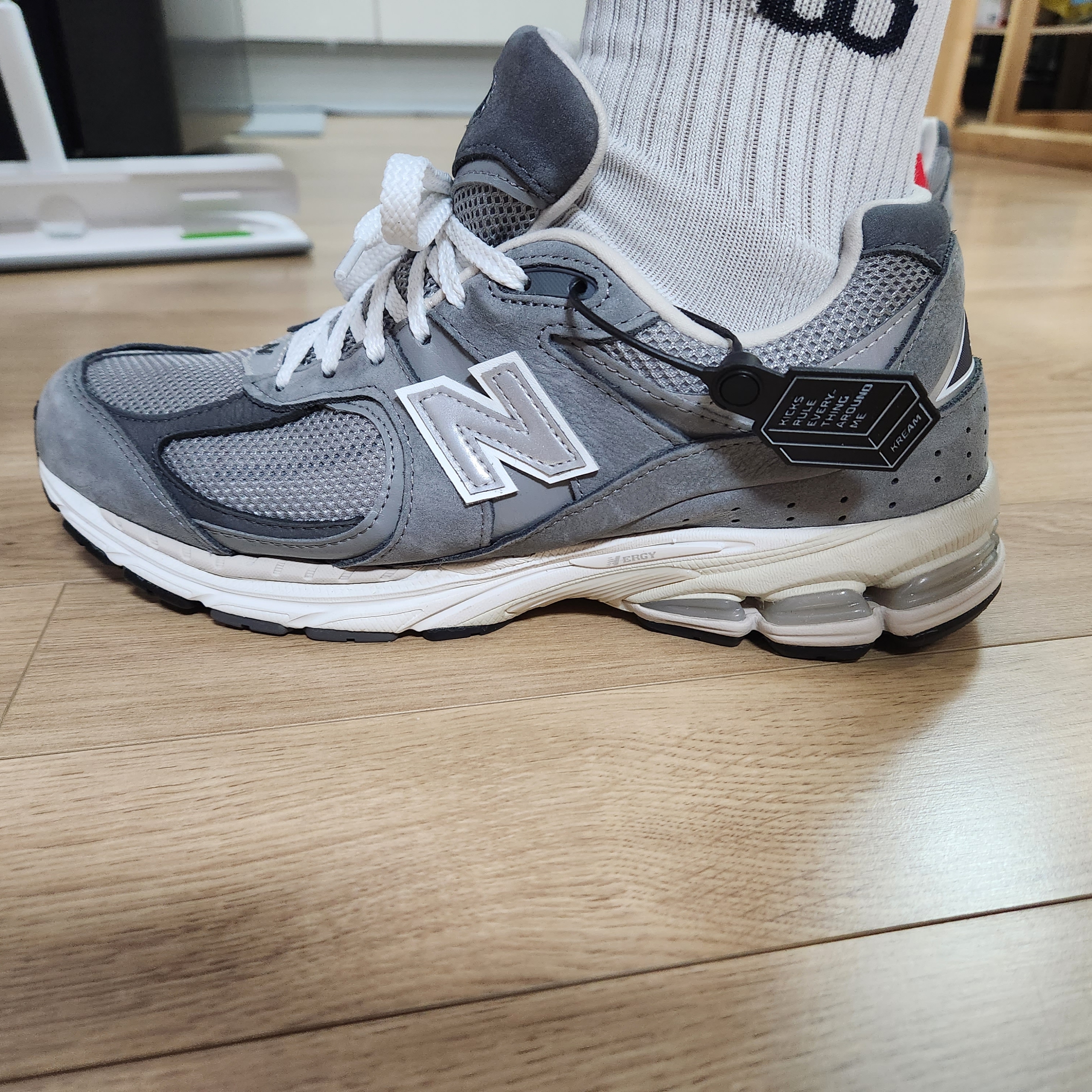 New Balance 2002R Premium Vintage Grey 착용 스타일 - 2
