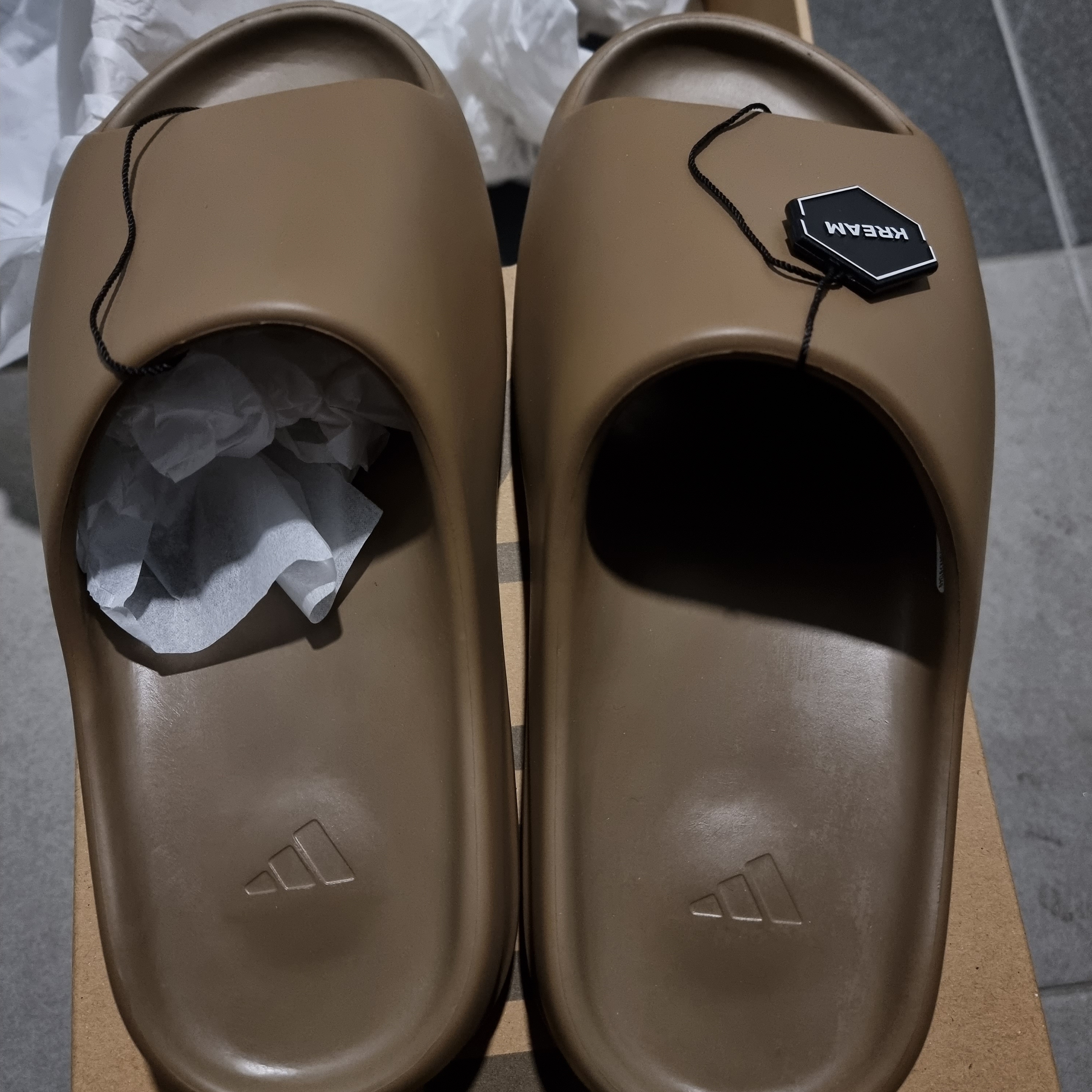 Adidas Yeezy Slide Earth Brown 착용 스타일