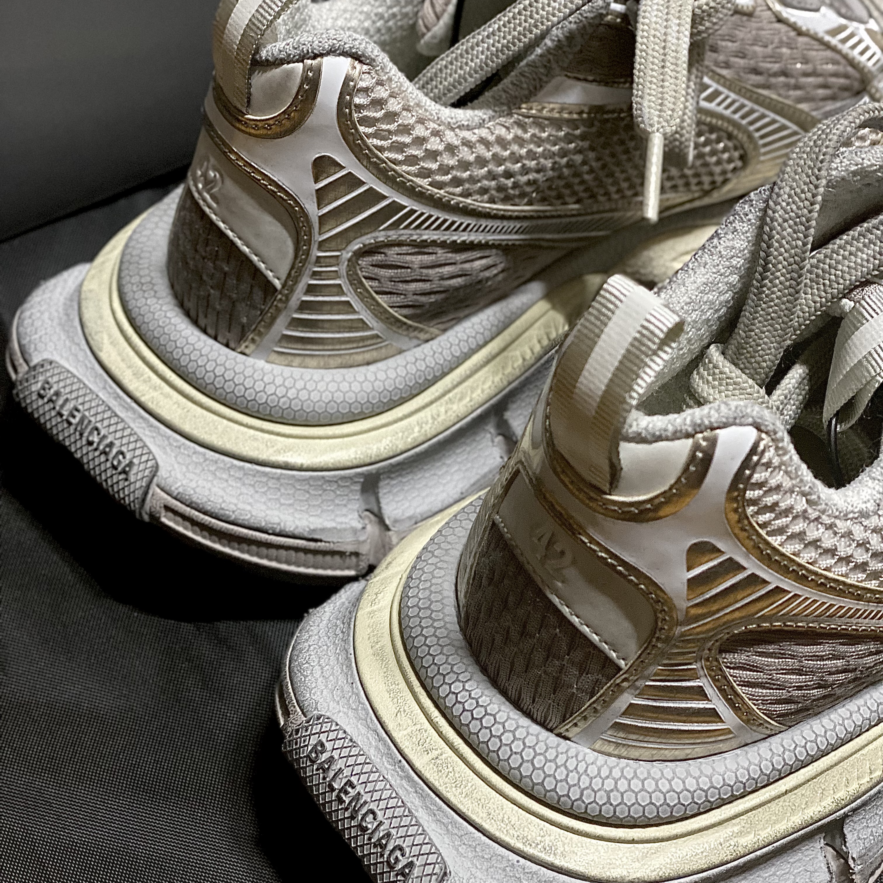 Balenciaga 3XL Sneakers Light Beige 착용 스타일 - 1