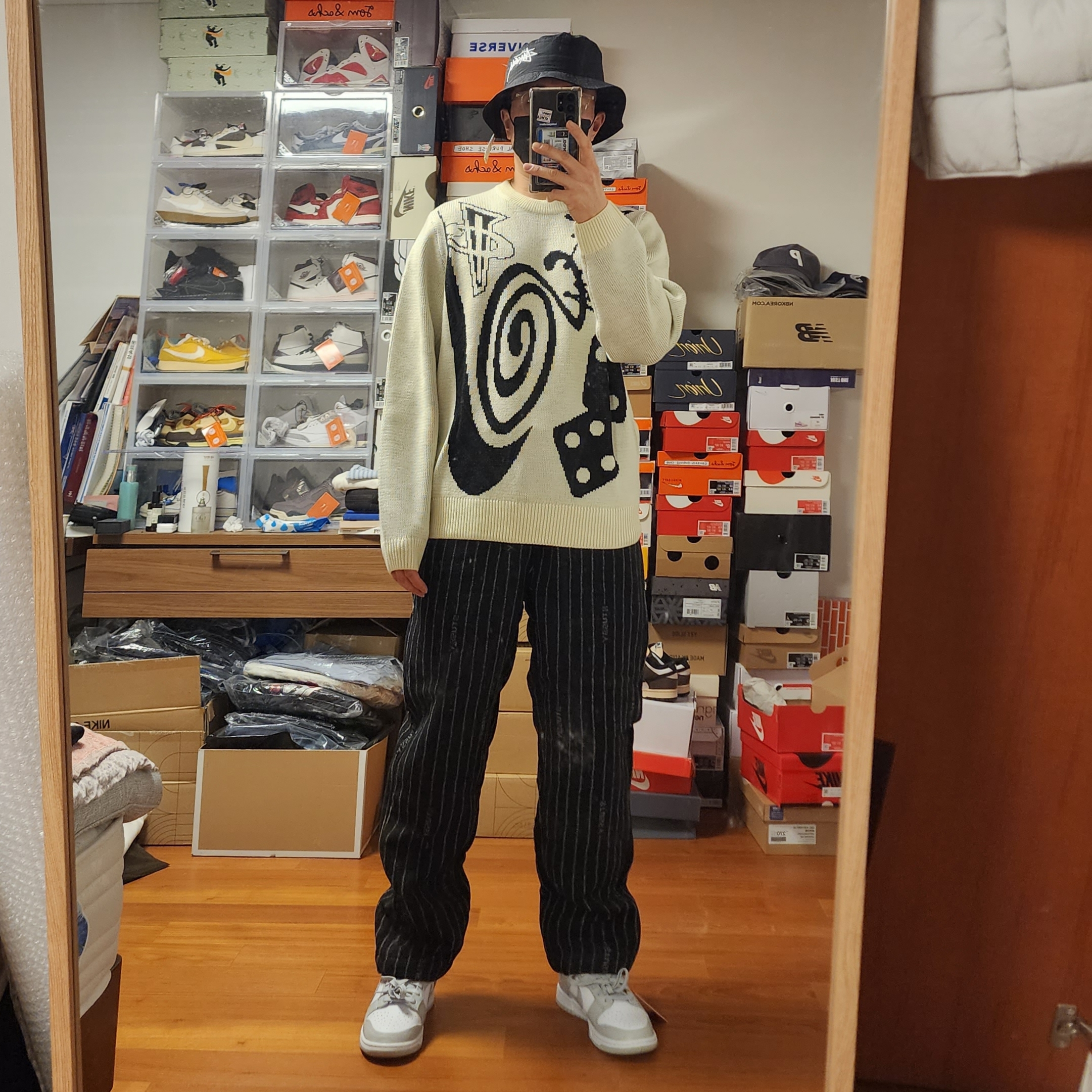 Nike x Stussy NRG LS Knit Sweater Fossil (DR2894-238), Nike x Stussy NRG Striped Wool Pants Black (DR4021-010) 착용 스타일 - 2