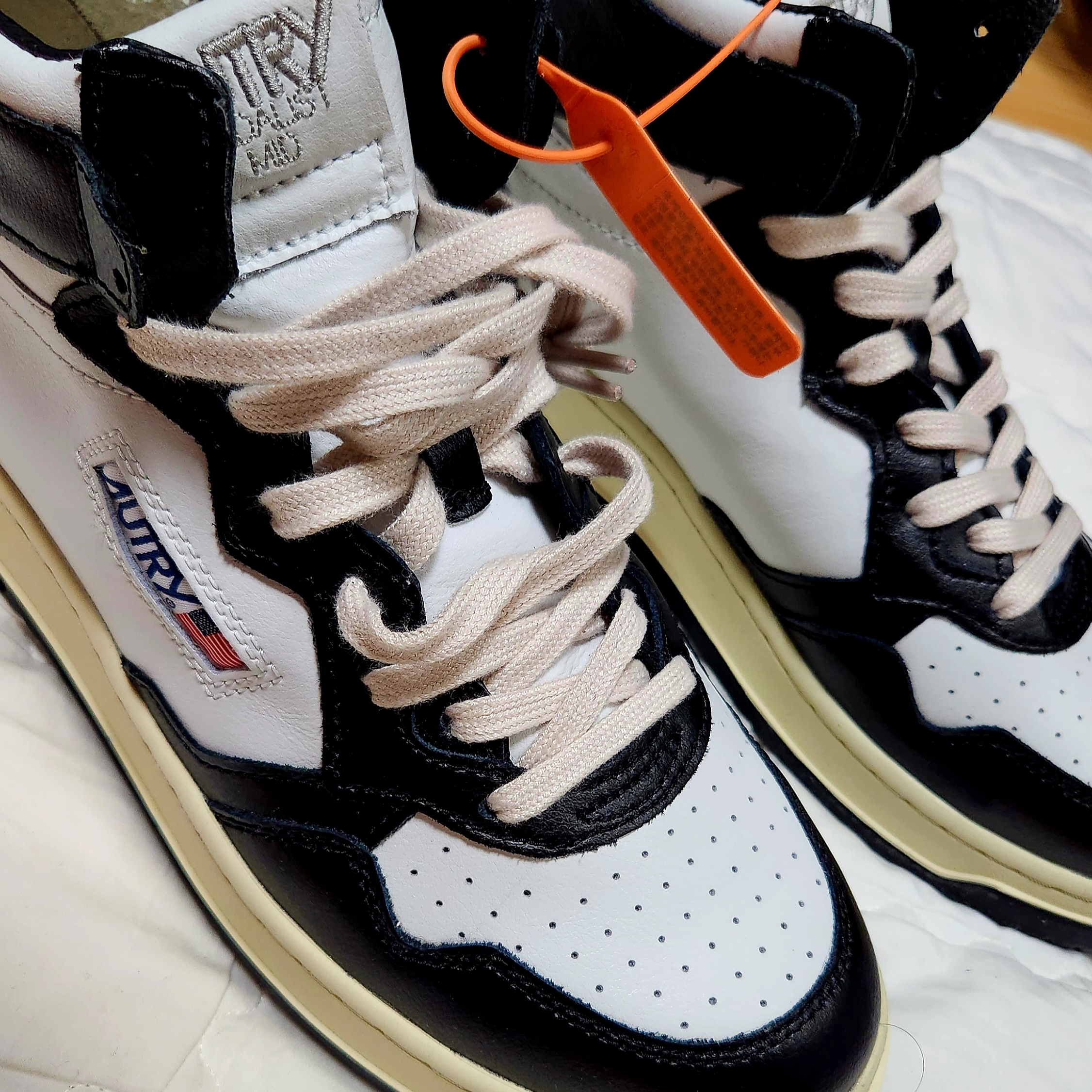 Autry Medalist Mid Leather Sneakers Black White 착용 스타일 - 2