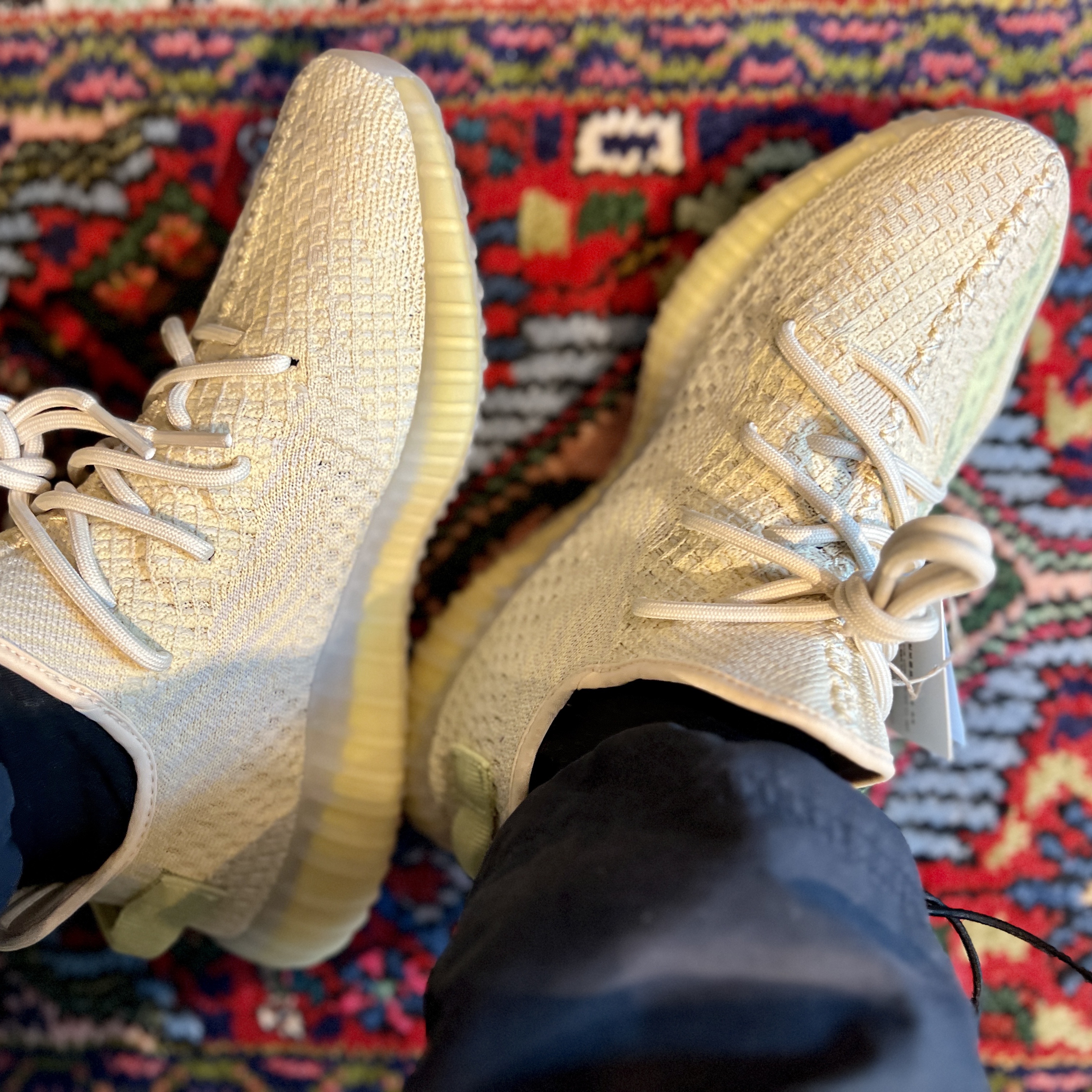 Adidas Yeezy Boost 350 V2 Flax 2022 착용 스타일 - 3