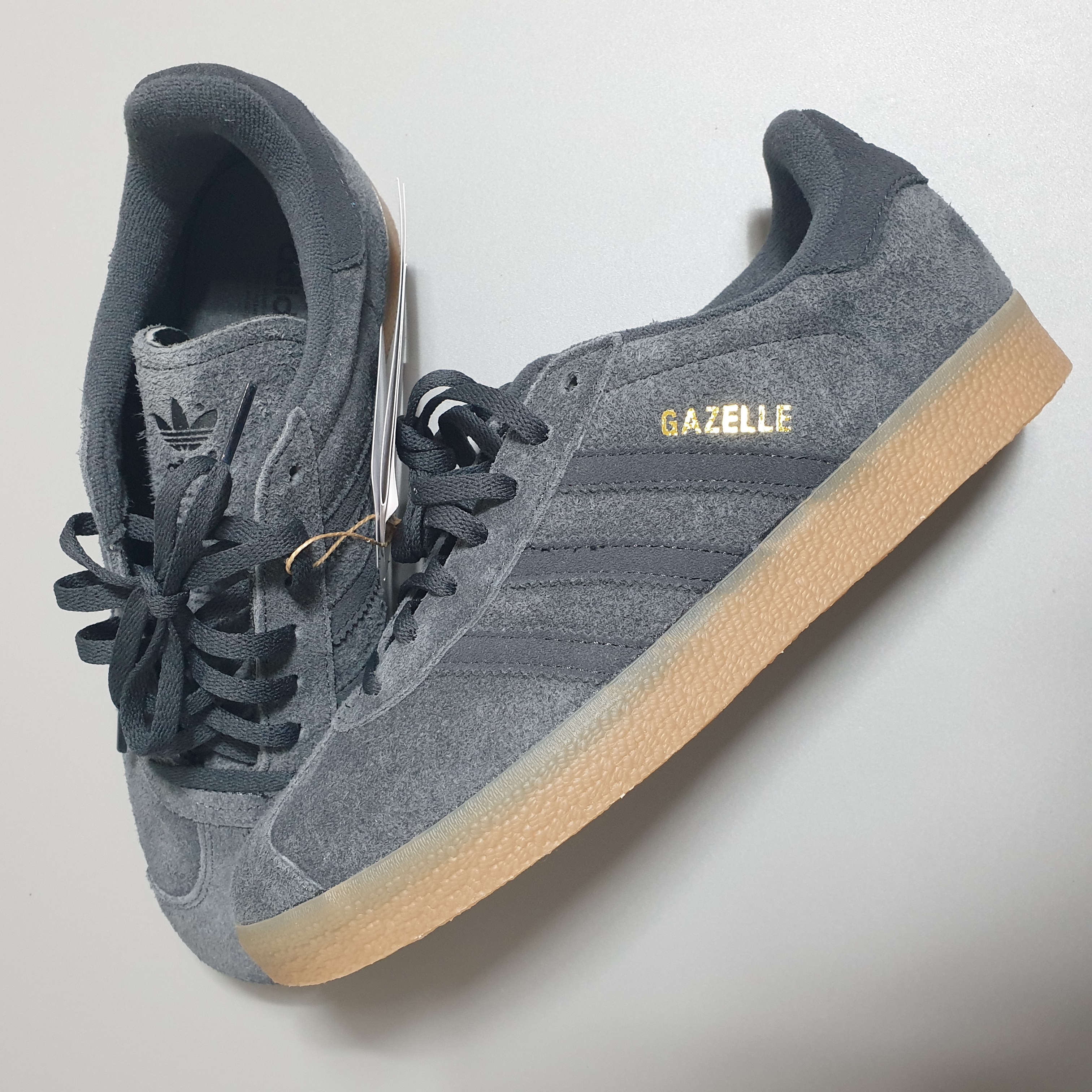 Adidas Gazelle Grey Six Gum 착용 스타일 - 1
