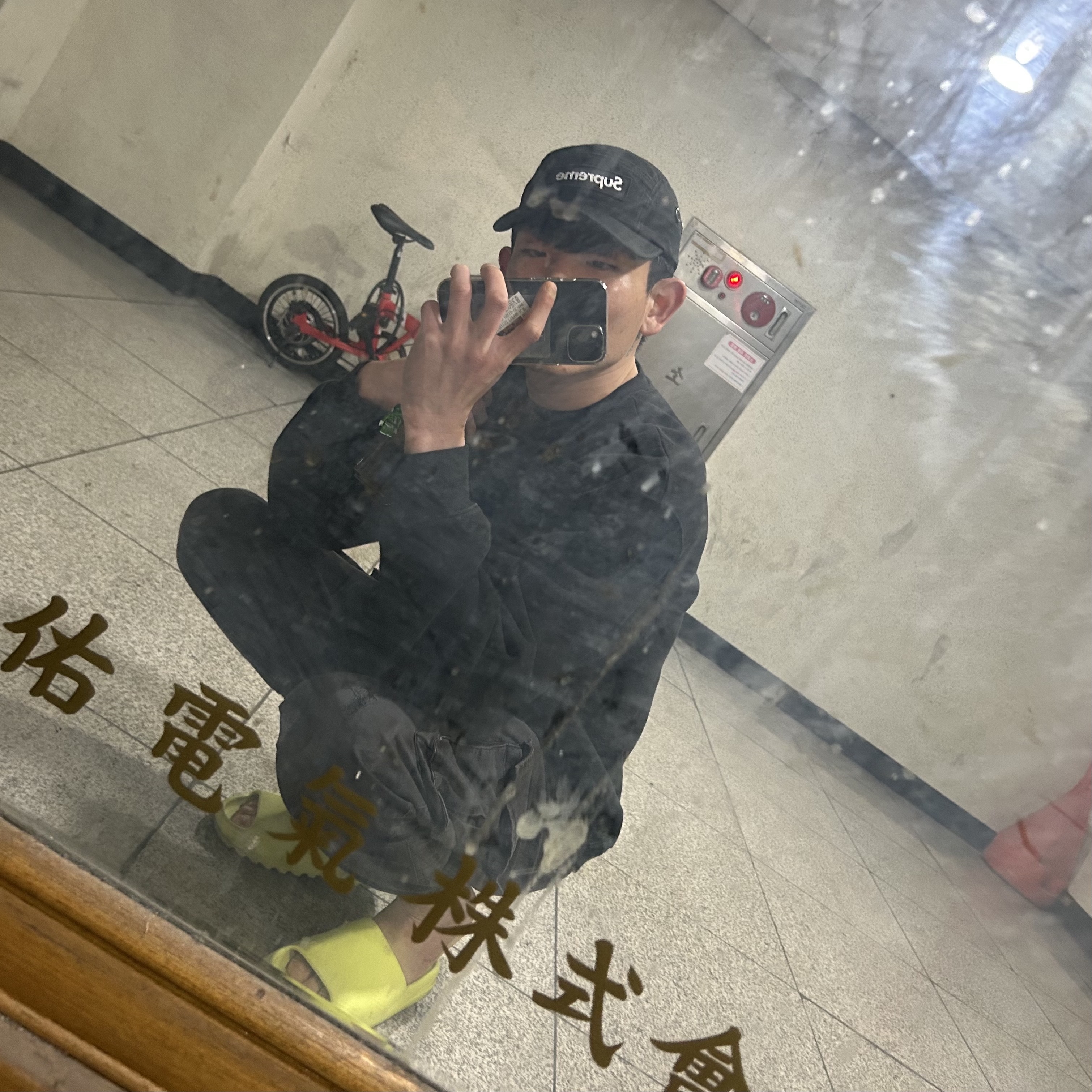 Adidas Yeezy Slide Glow Green 2022/2023, Supreme Washed Chino Twill Camp Cap Black 착용 스타일