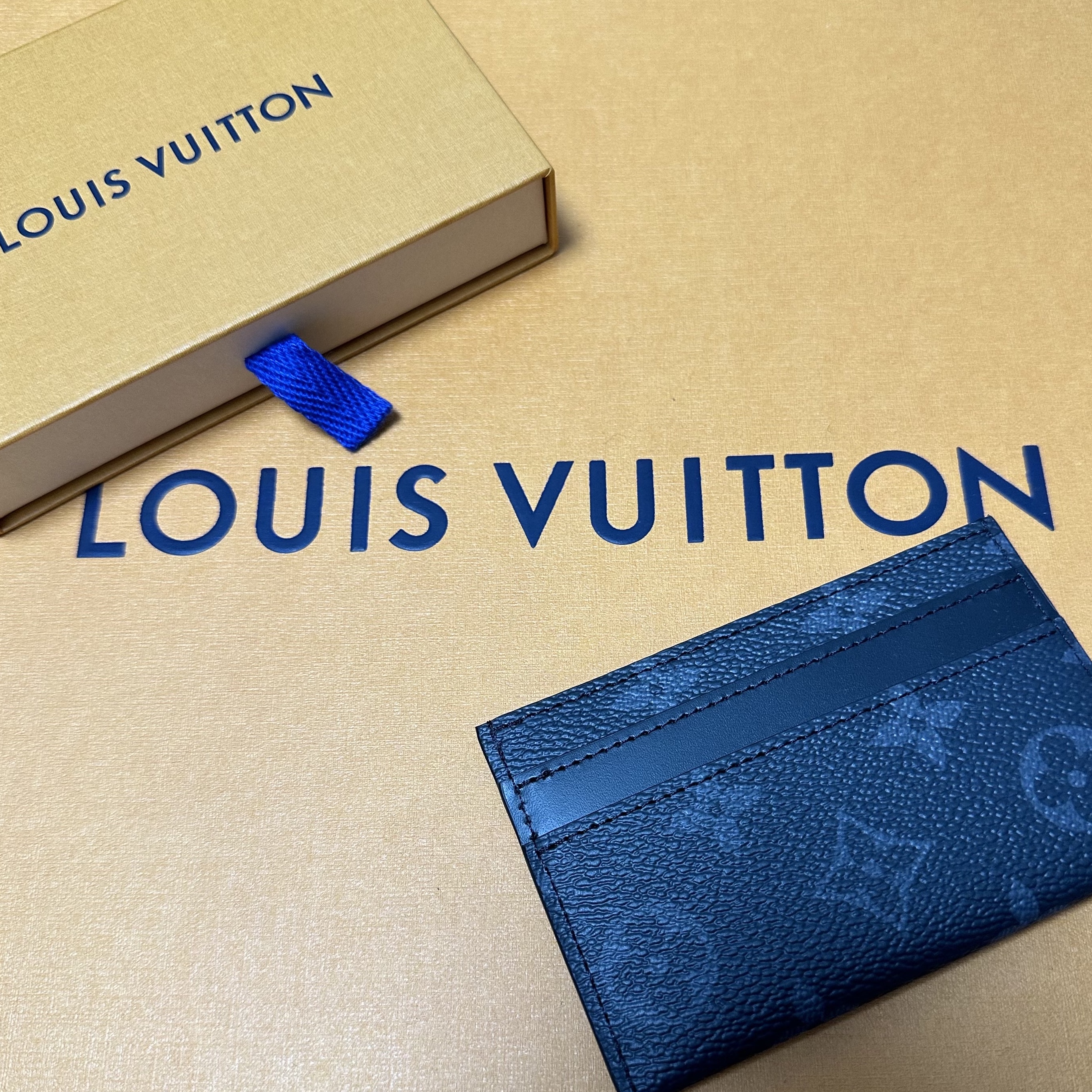 Louis Vuitton Double Card Holder Monogram Eclipse 착용 스타일