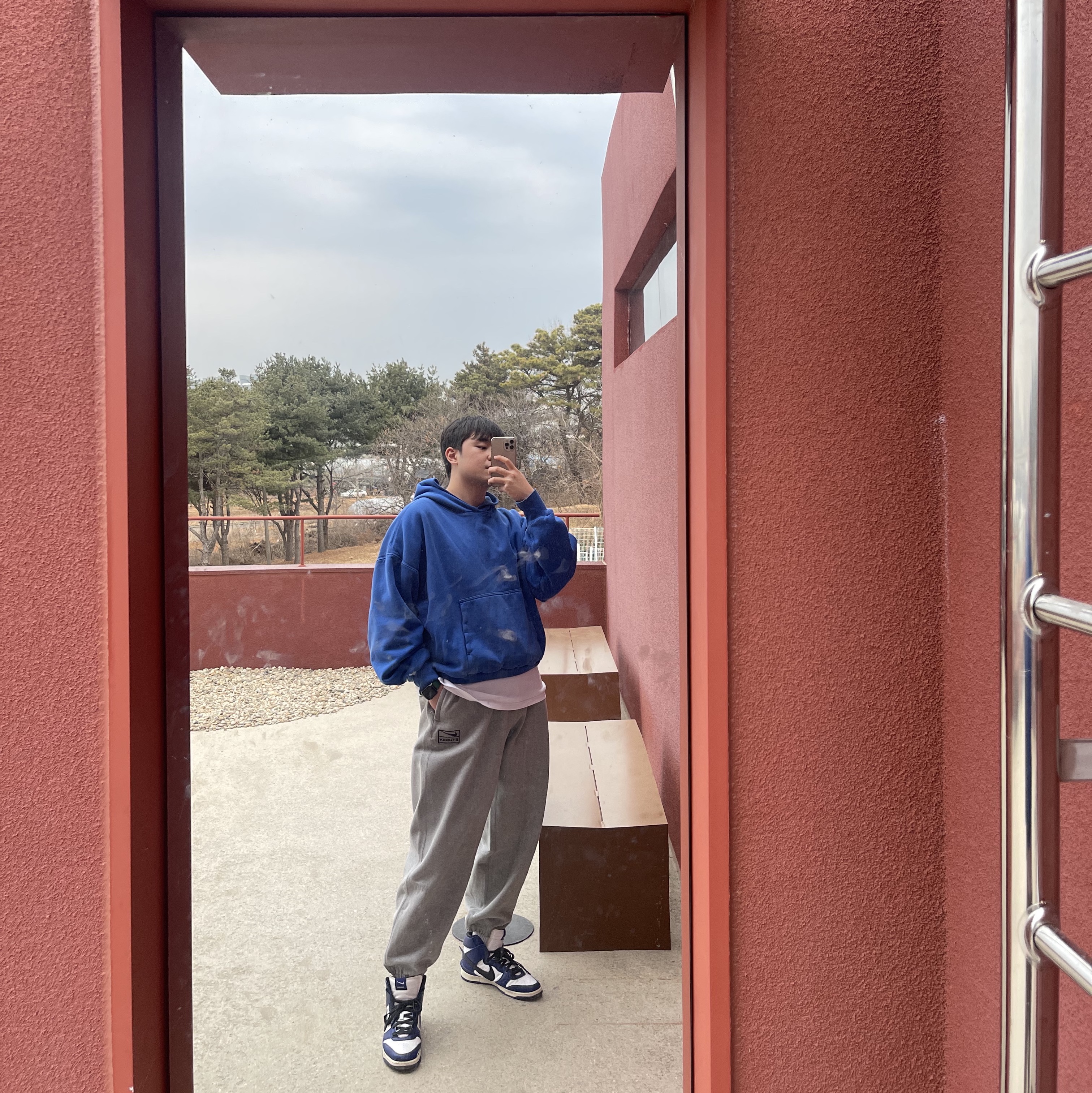 Nike x Stussy NRG Fleece Pants Dark Grey Heather (DO9340-063), Yeezy Gap Hoodie Blue 착용 스타일